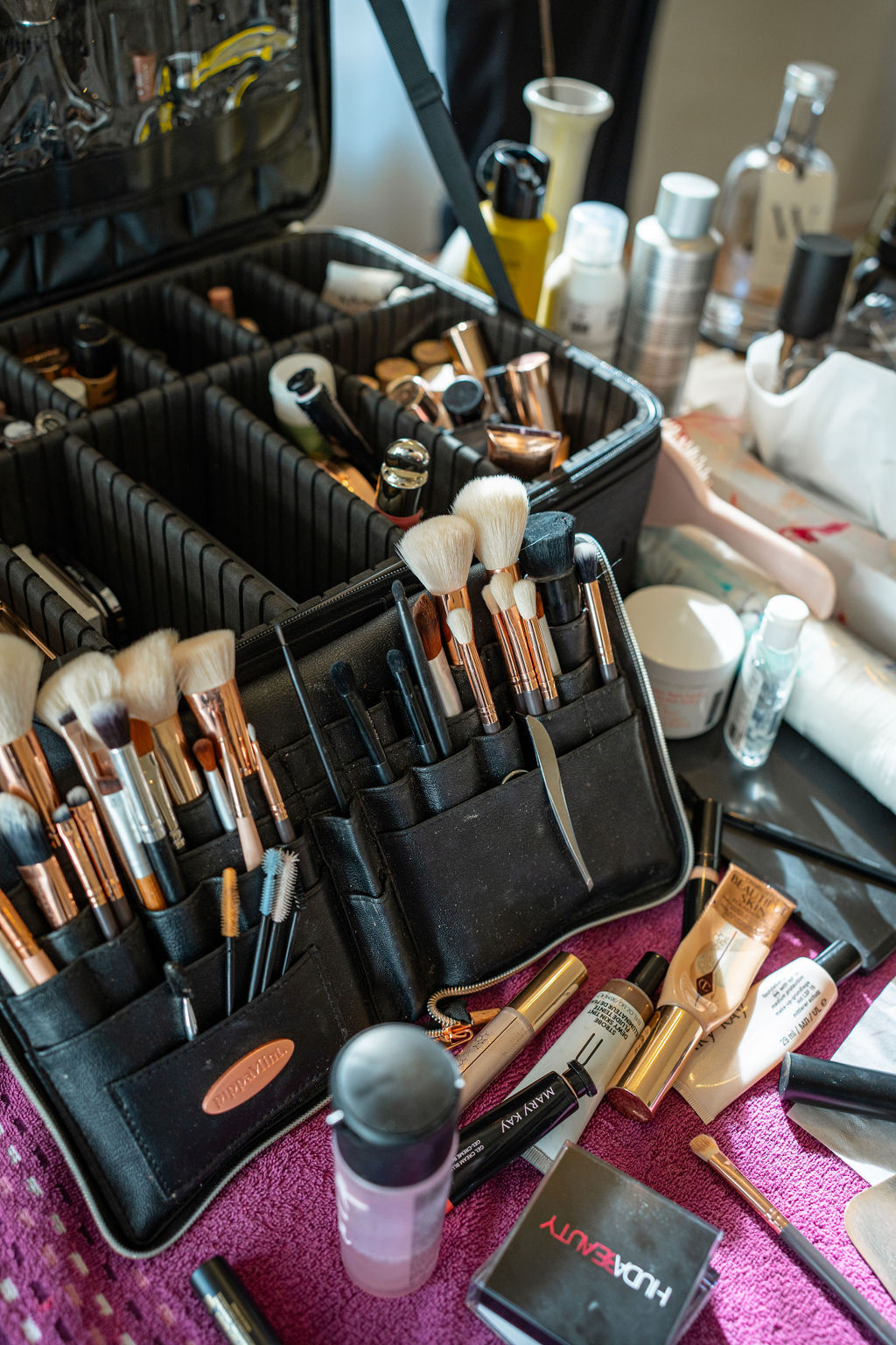 Make-up-Pinsel und Kosmetik in organisiertem Etui.