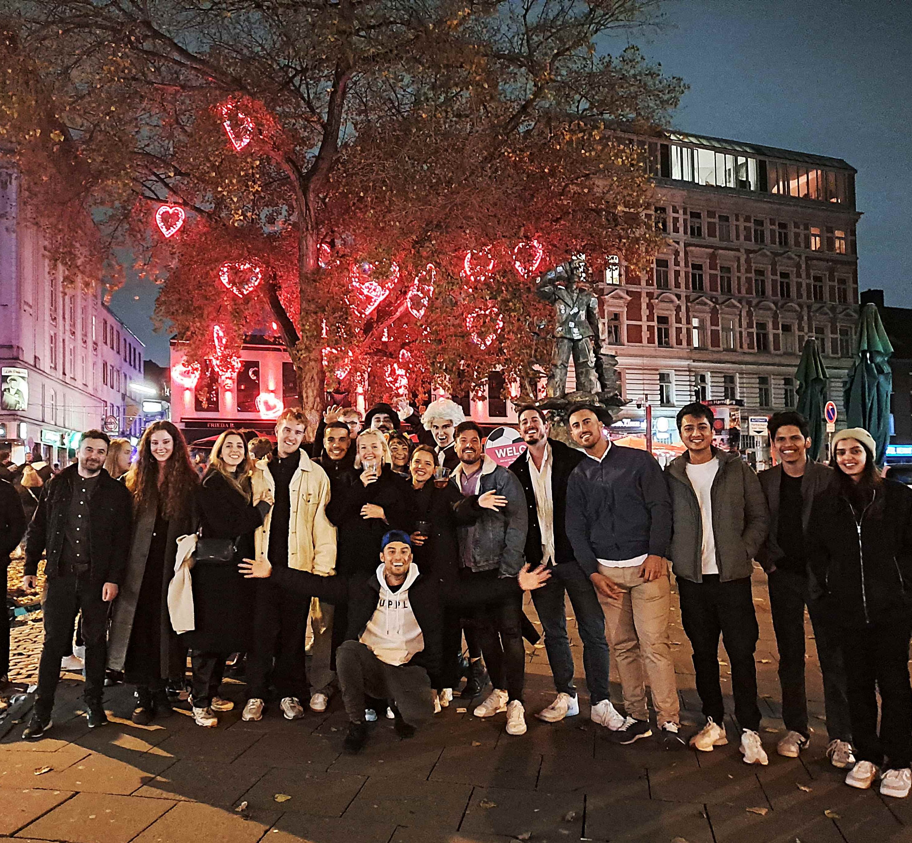 Gruppe von Menschen posiert auf einer Stadtstraße.