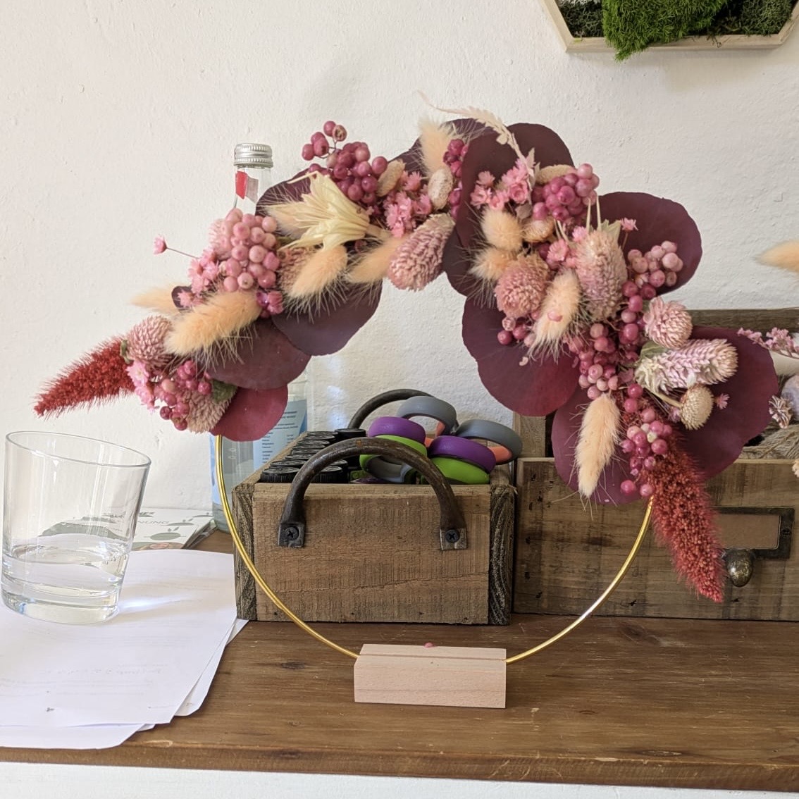Blumenarrangement mit rosa und roten Blumen drinnen.