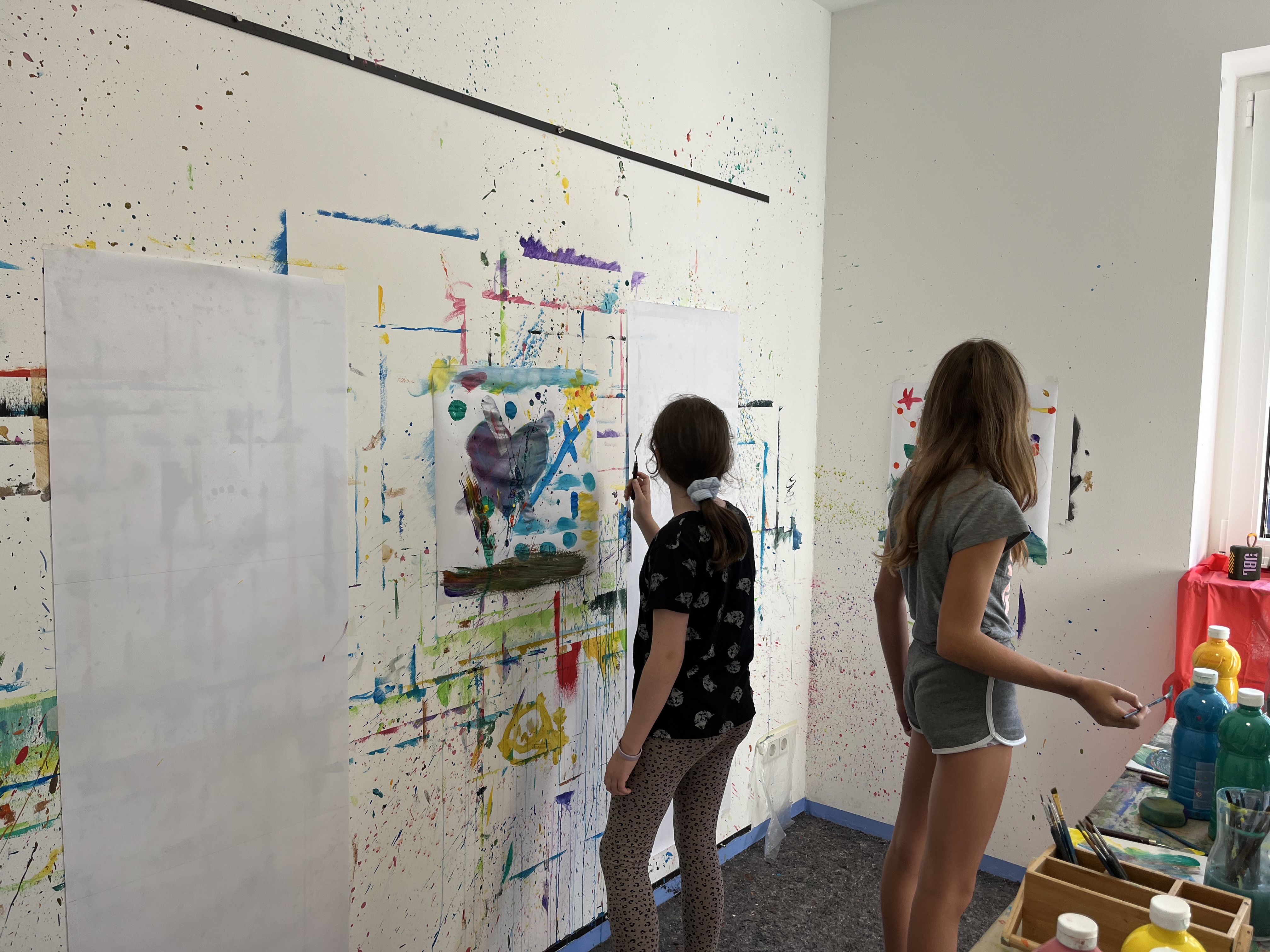 Kind malt abstraktes Kunstwerk im Atelier.