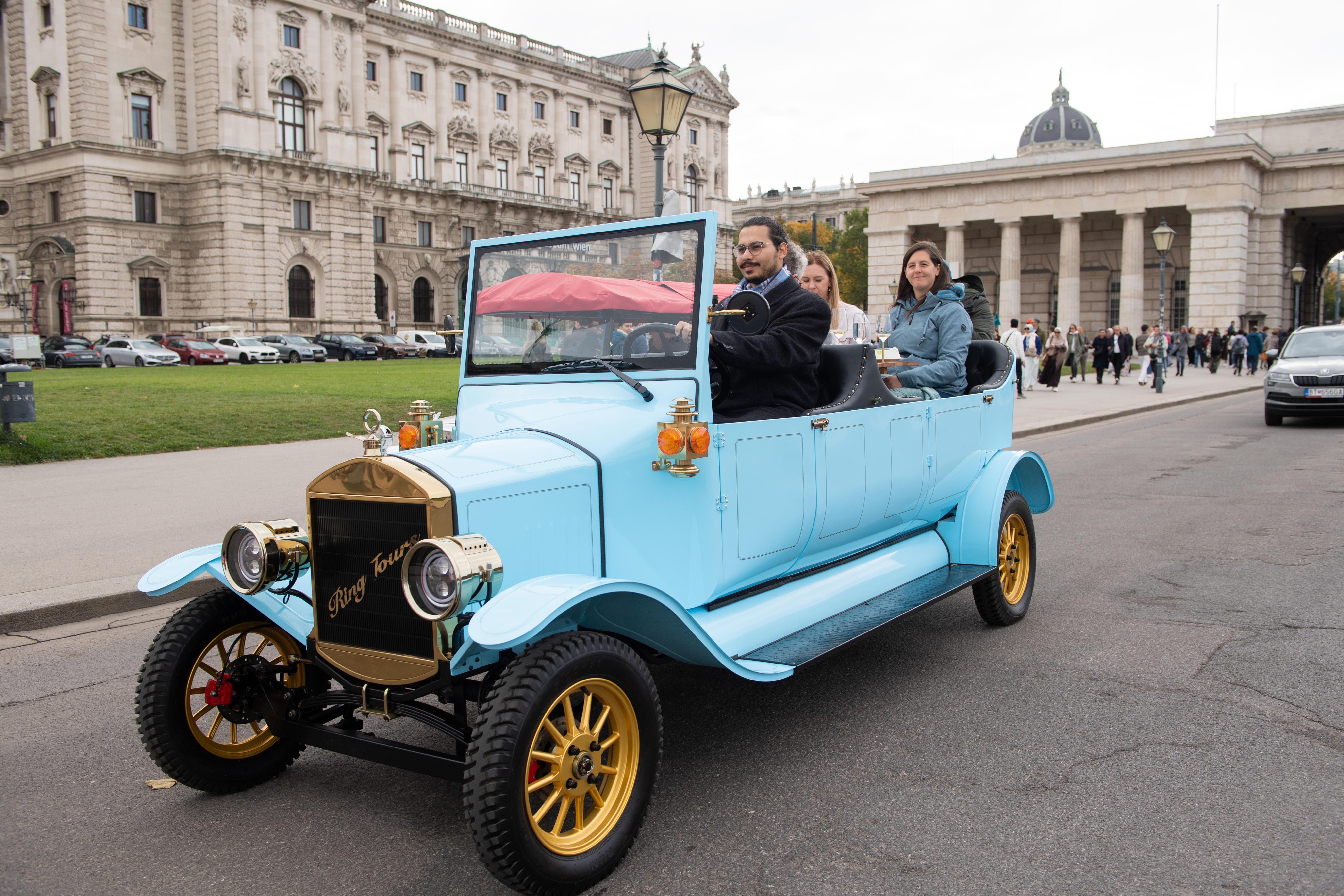 Blaues Oldtimer-Auto fährt auf Stadtstraße.