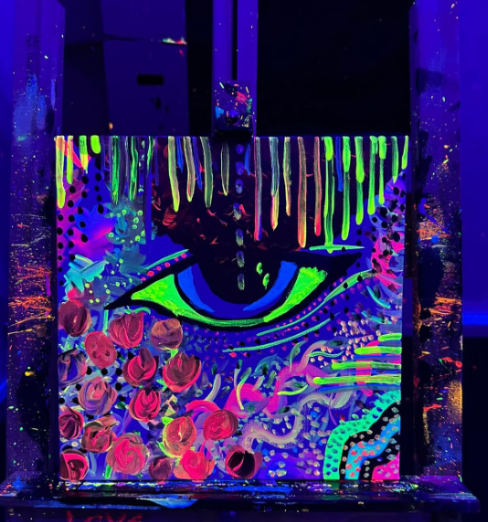 Neon-Abstraktkunst mit Auge in dunklem Raum.