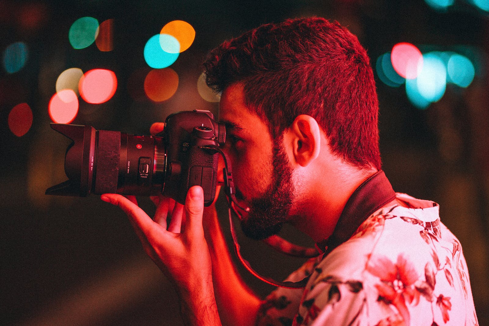 Ein Fotograf macht ein Bild vor einer nächtlichen Umgebung.