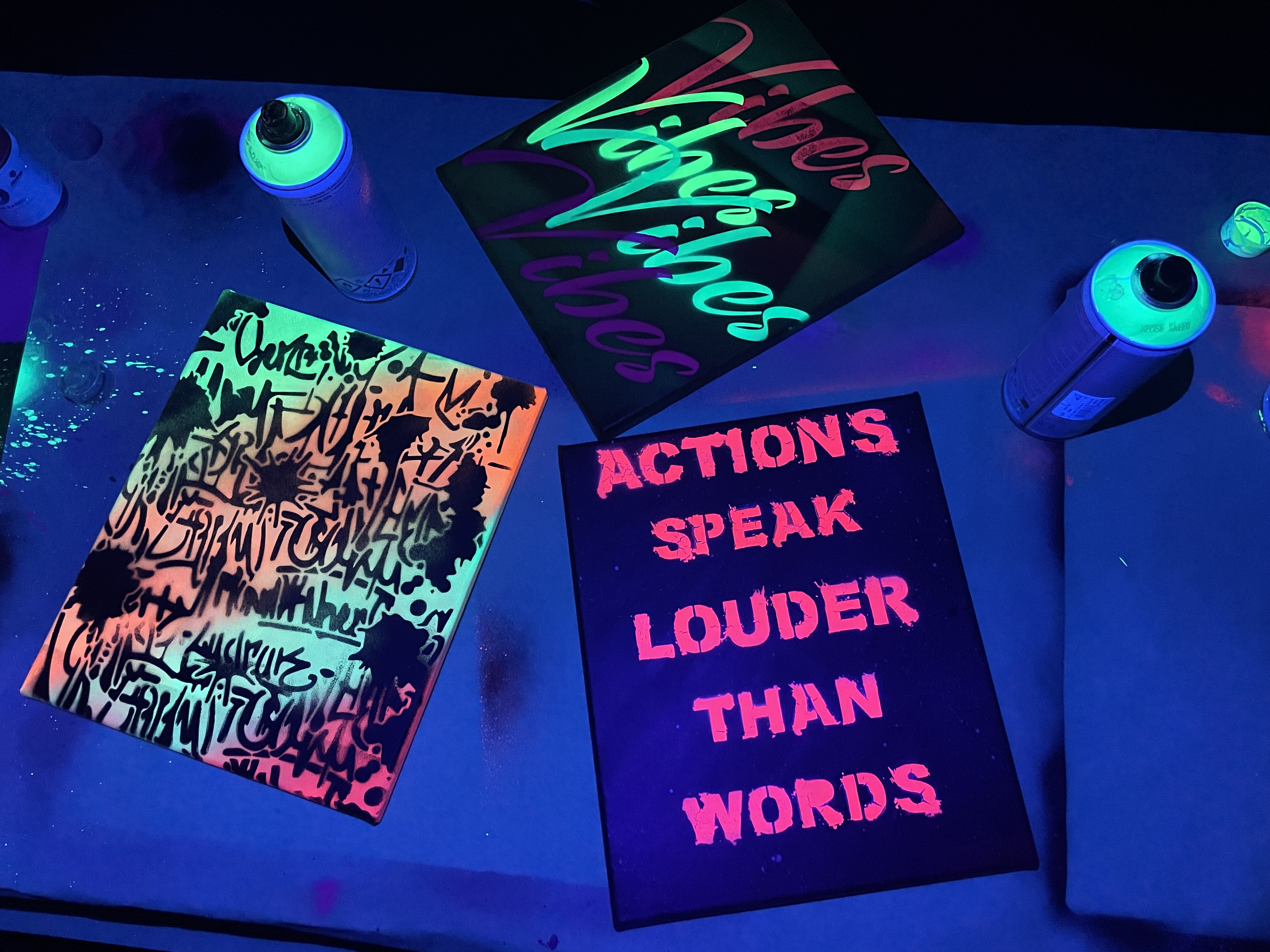 Neon-Sprühfarbenkunst, leuchtet im Schwarzlicht.