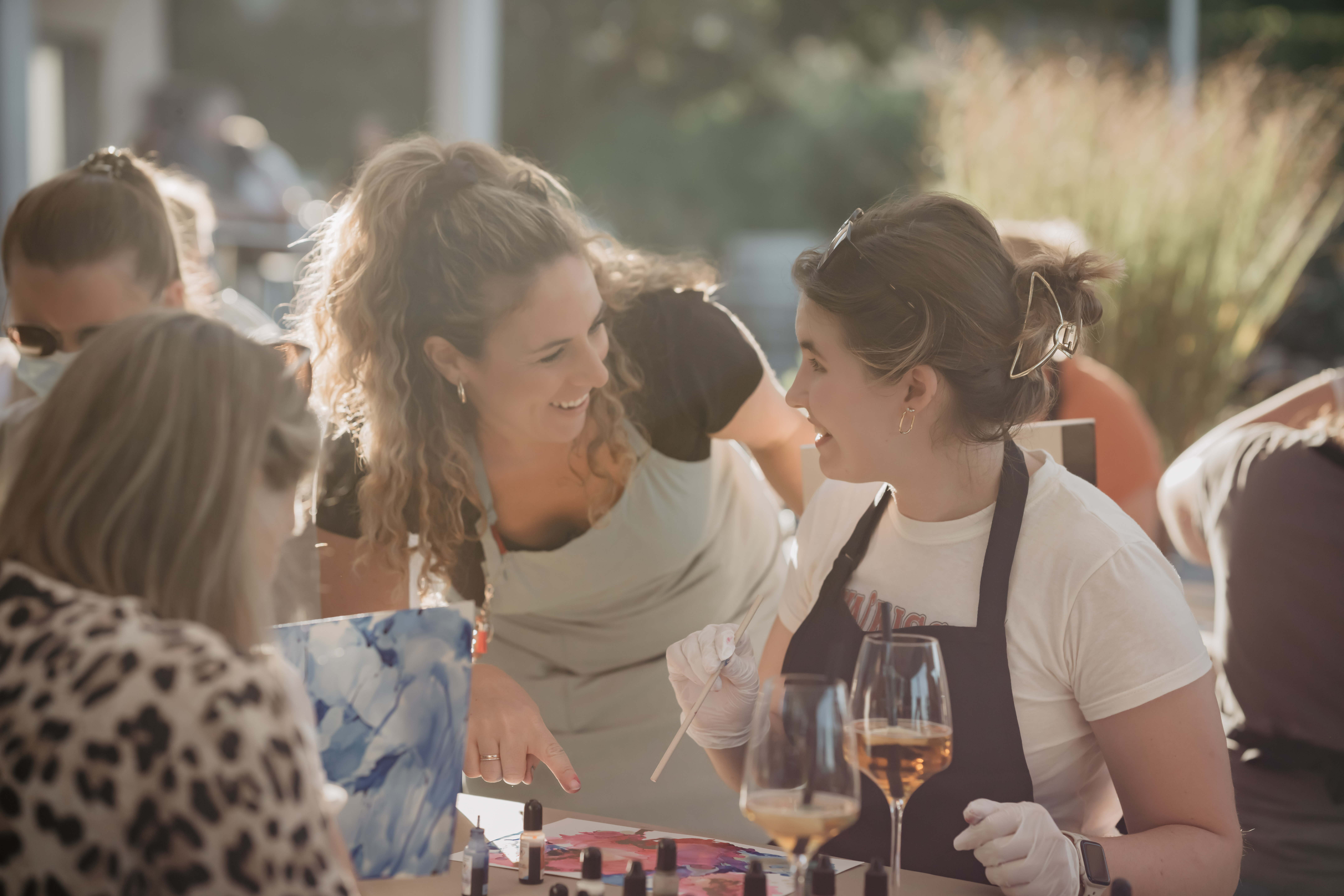 Frauen malen gemeinsam bei einem Event.