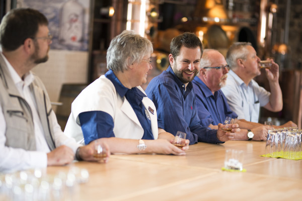 Personen probieren Getränke in einer Bar.