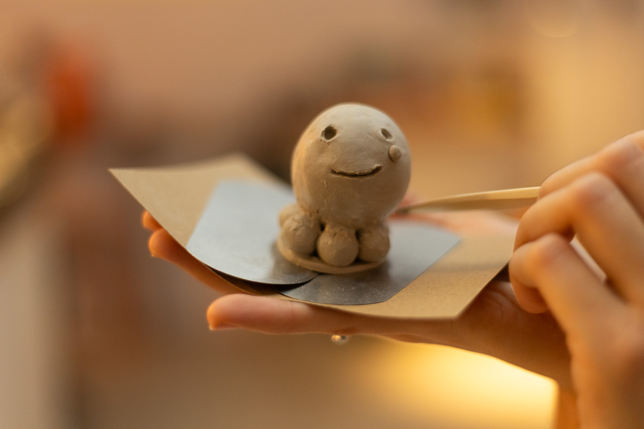 Tonfigur-Smiley handgefertigt.