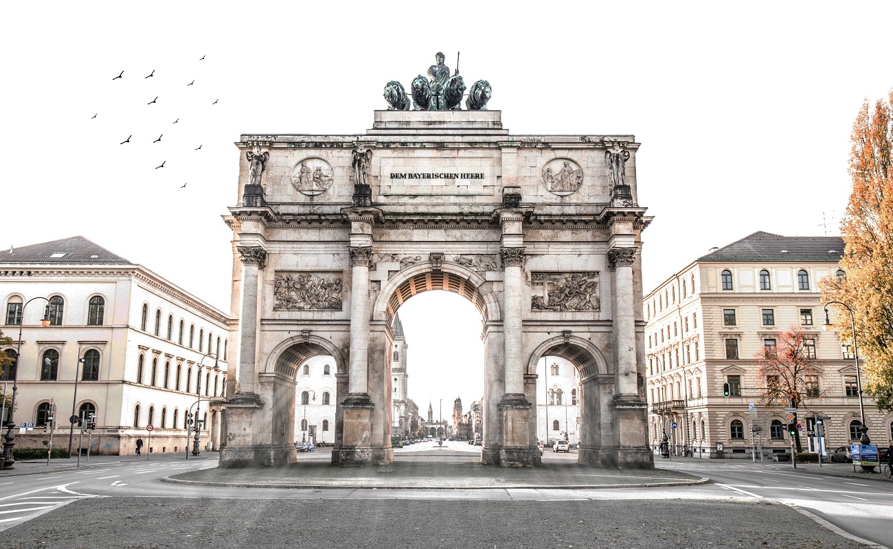 Bogen monumentales Bauwerk steht leer in städtischer Umgebung.