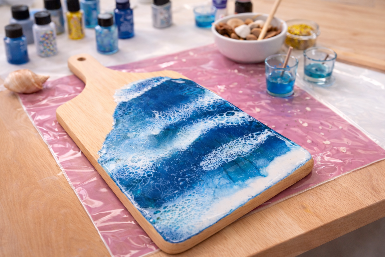 Harzkunst auf Holzschneidebrett, Tisch.