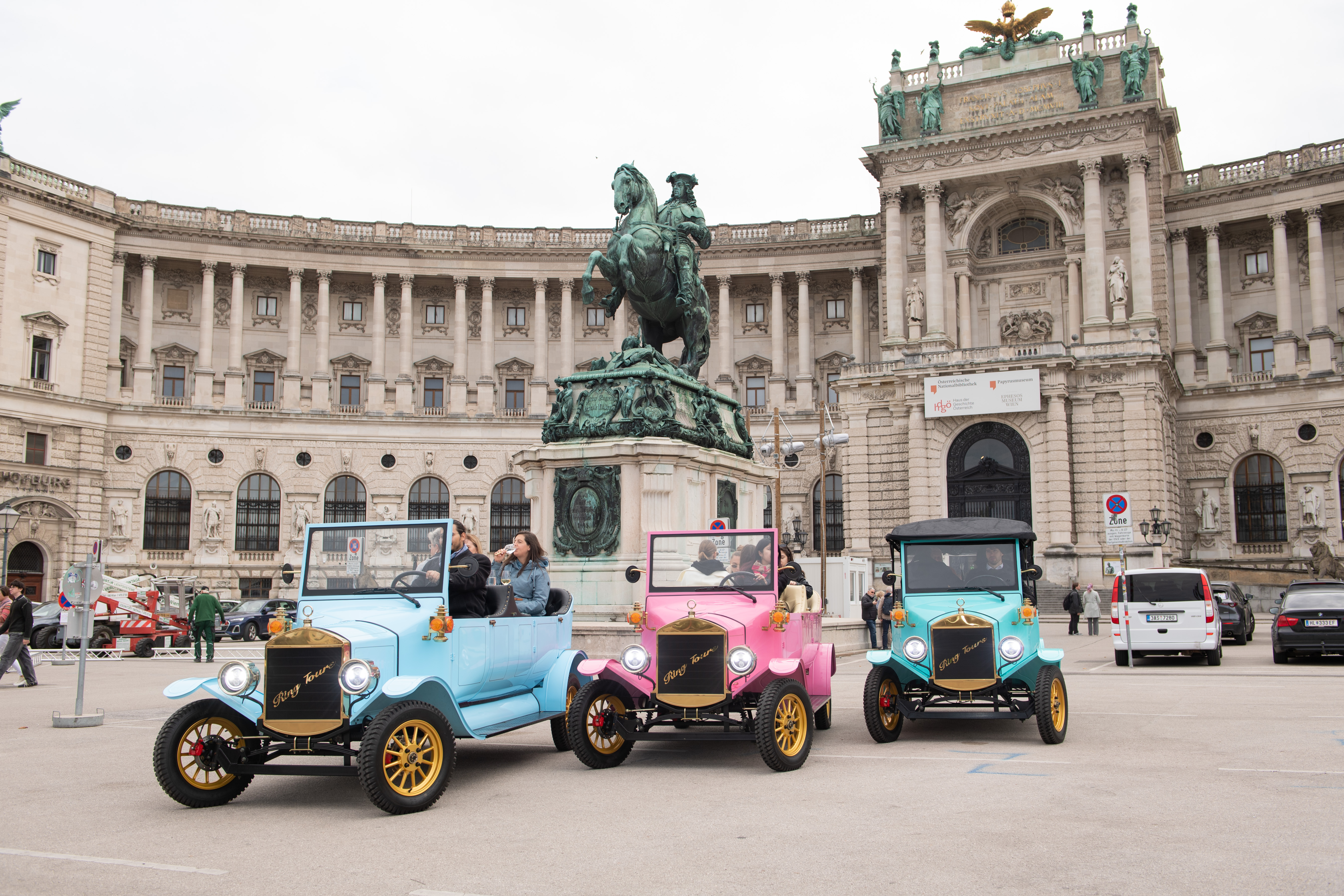Oldtimer vor historischem Gebäude geparkt.