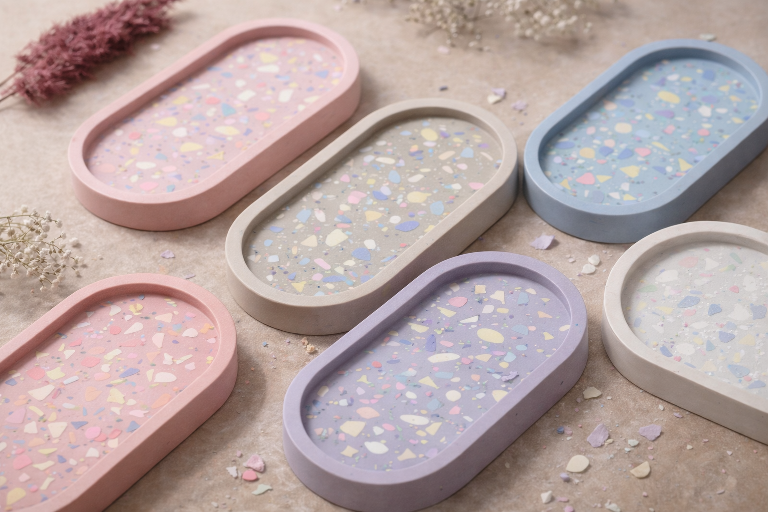 Bunte Terrazzo-Tabletts auf strukturierter Oberfläche.