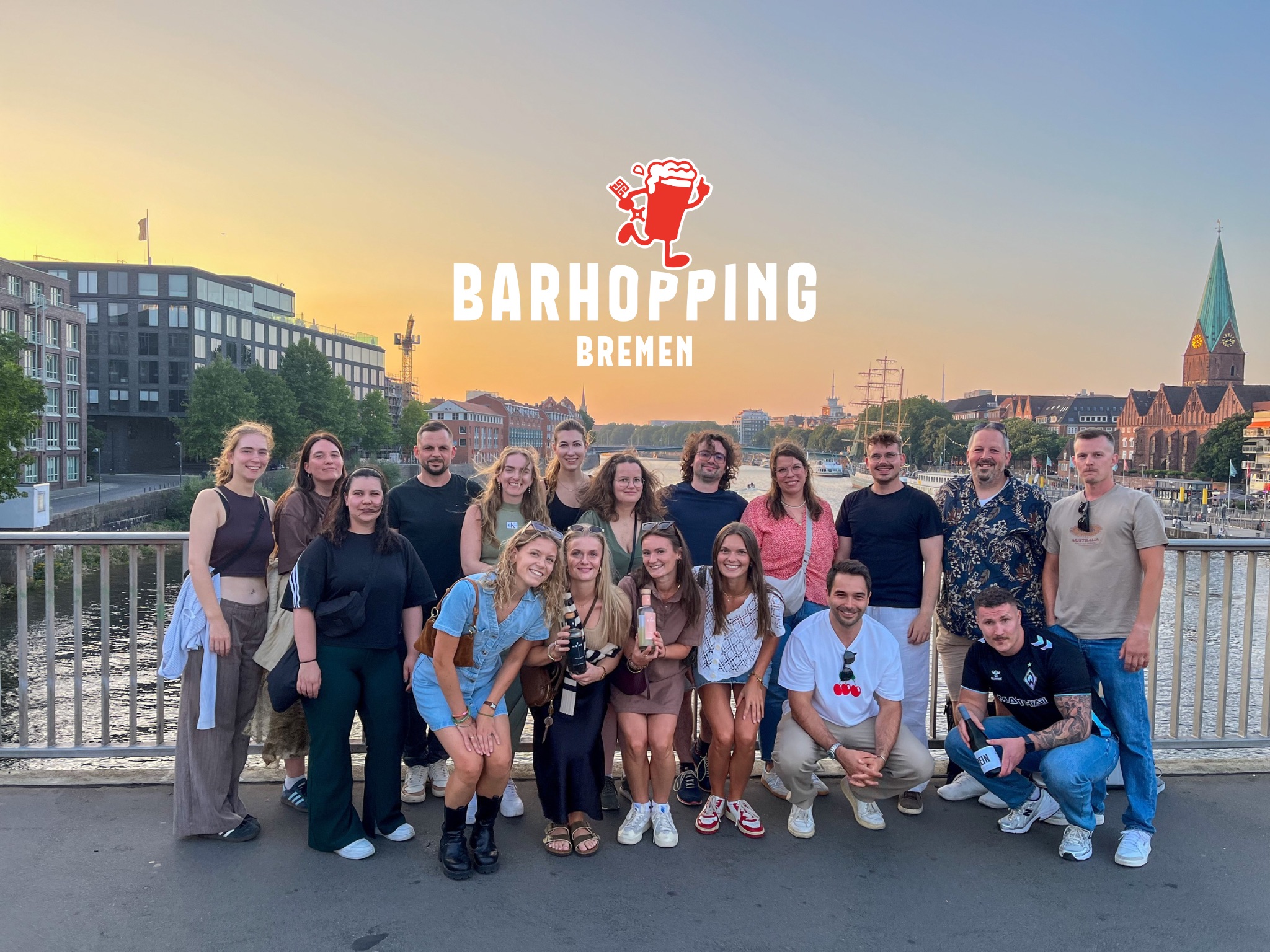 Gruppe posiert auf Brücke bei Sonnenuntergang in Bremen.