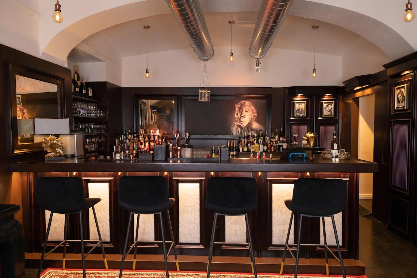 Elegante Bar mit Stühlen und Beleuchtung.