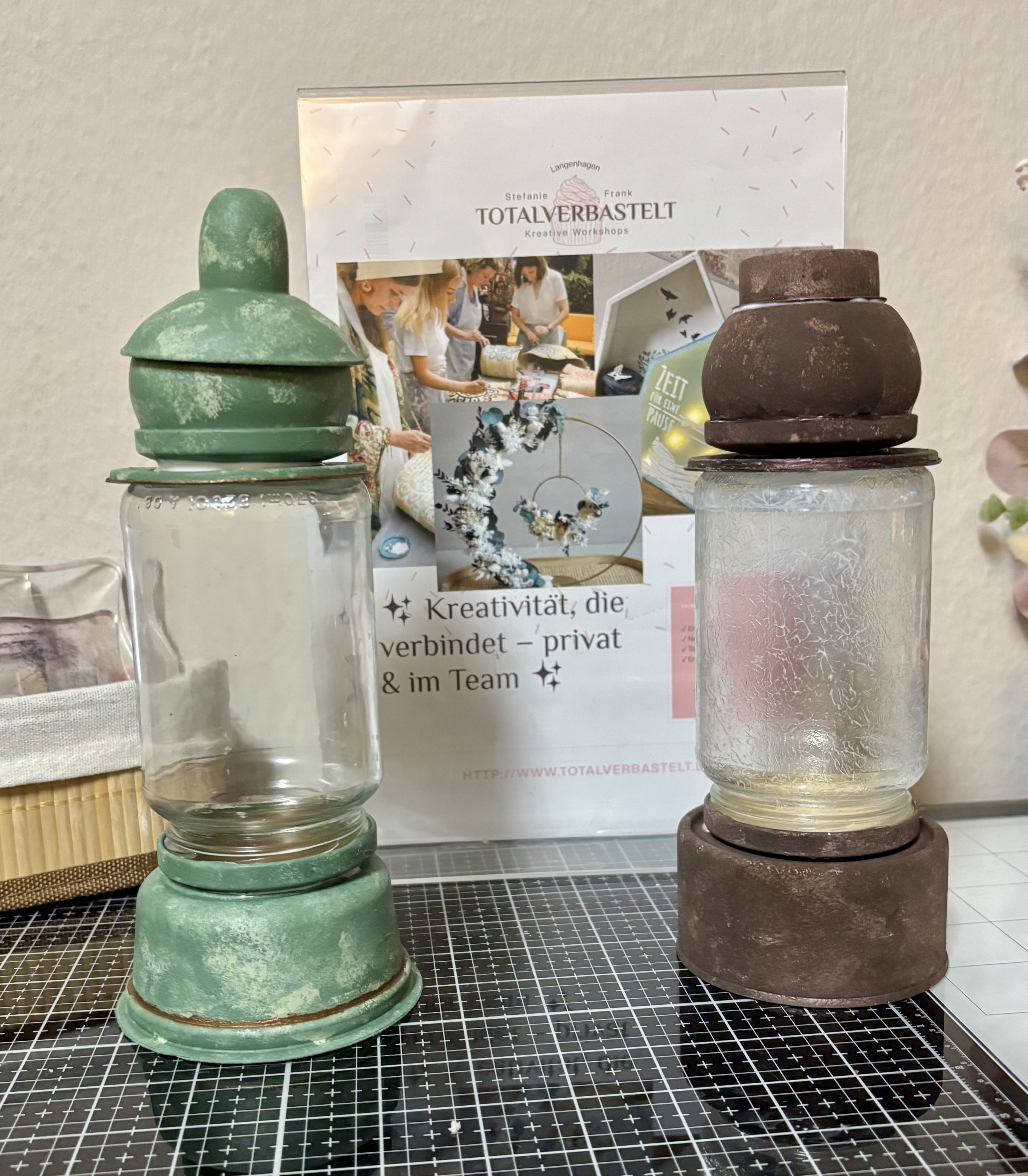 Zwei dekorative Glaslaternen auf einem Tisch.