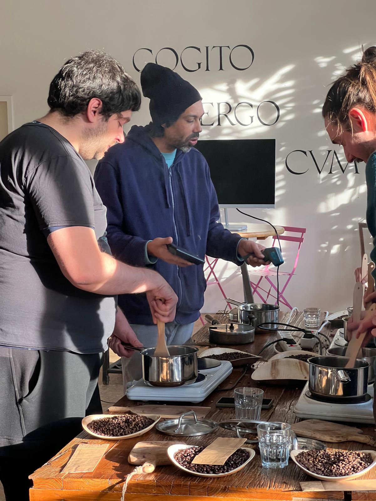 Menschen kochen um einen Holztisch.