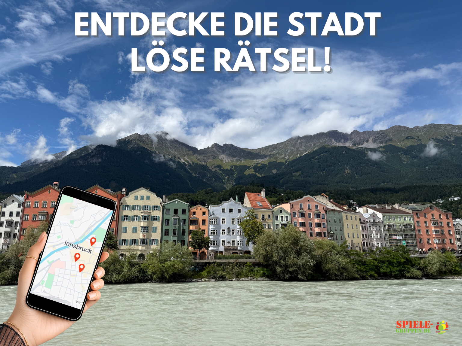 Hand hält Handy, bunte Gebäude, Berge.