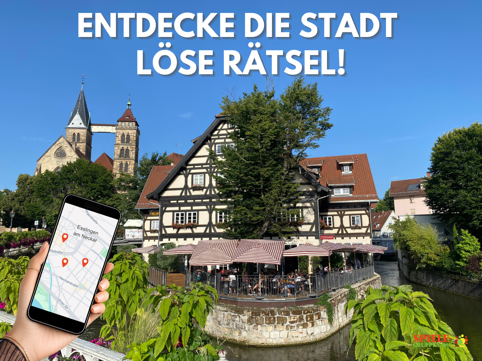 Hand hält Handy vor deutscher Stadt.