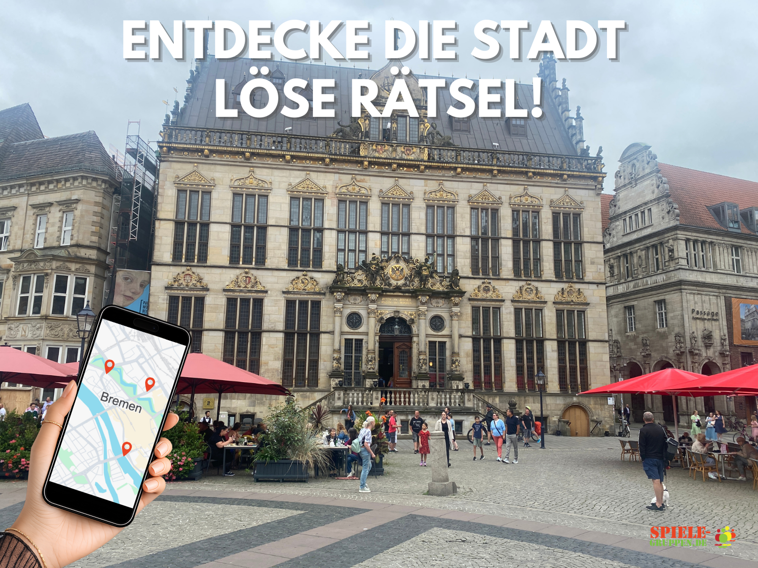 Person hält Handy im Zentrum von Bremen.