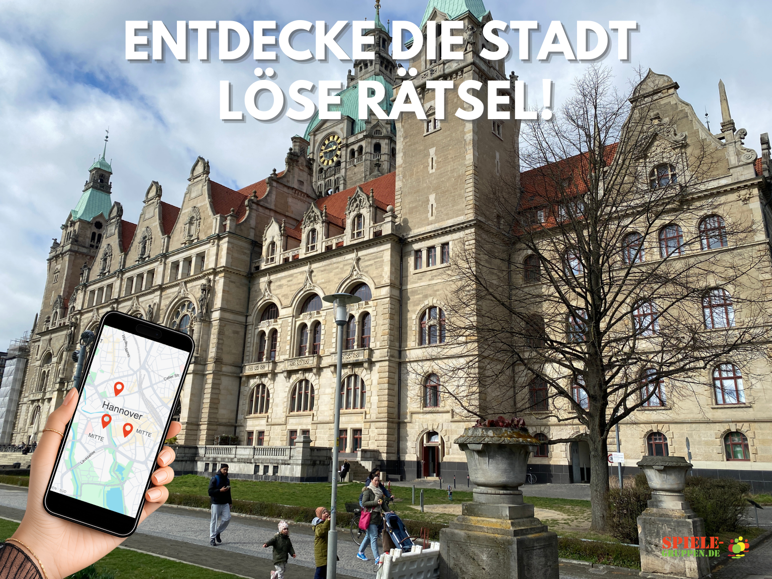 Hand hält Handy mit Karte, Gebäude im Hintergrund.