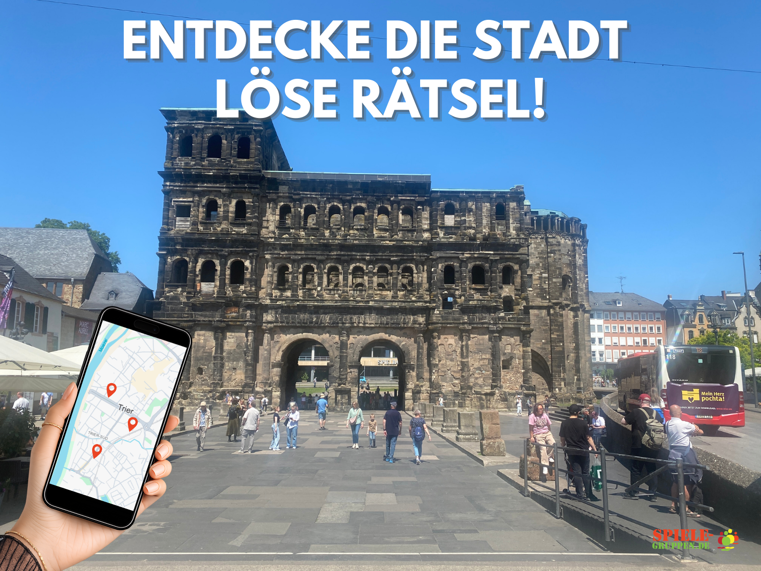 Hand hält Handy mit Karte in antiker Stadt.