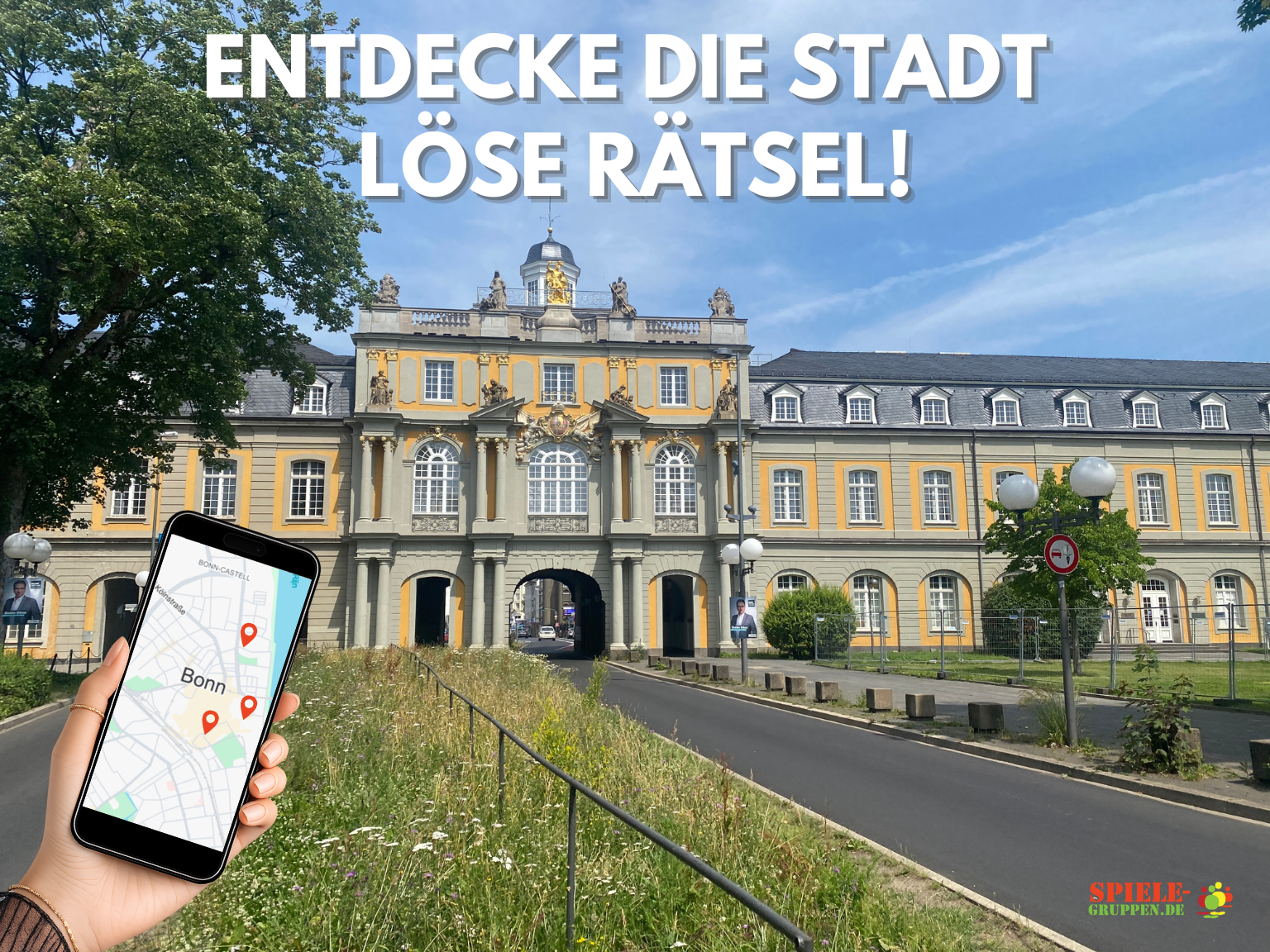 Person hält Smartphone, historisches Gebäude im Hintergrund.