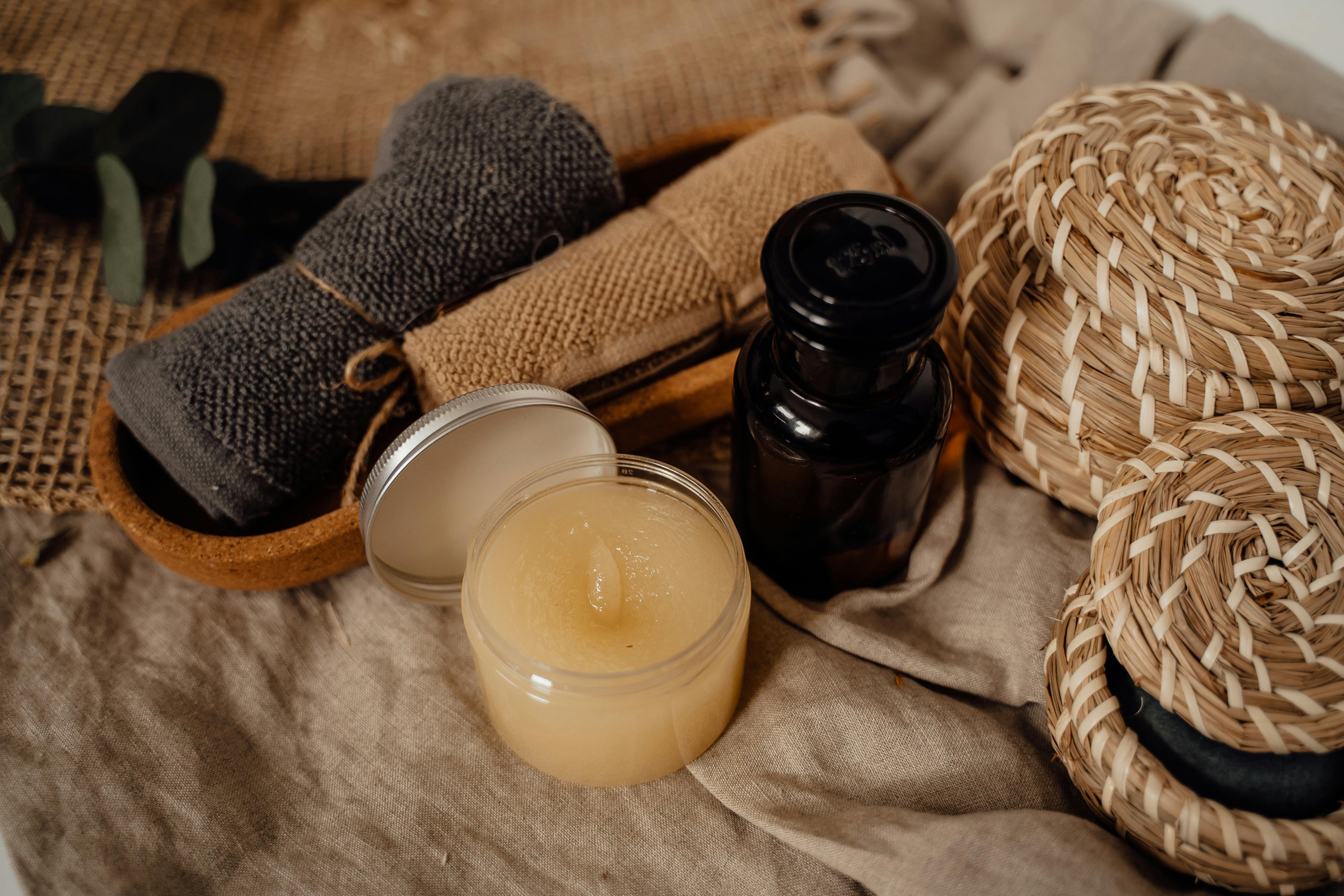 Wellness-Artikel auf beigem Stoffhintergrund.