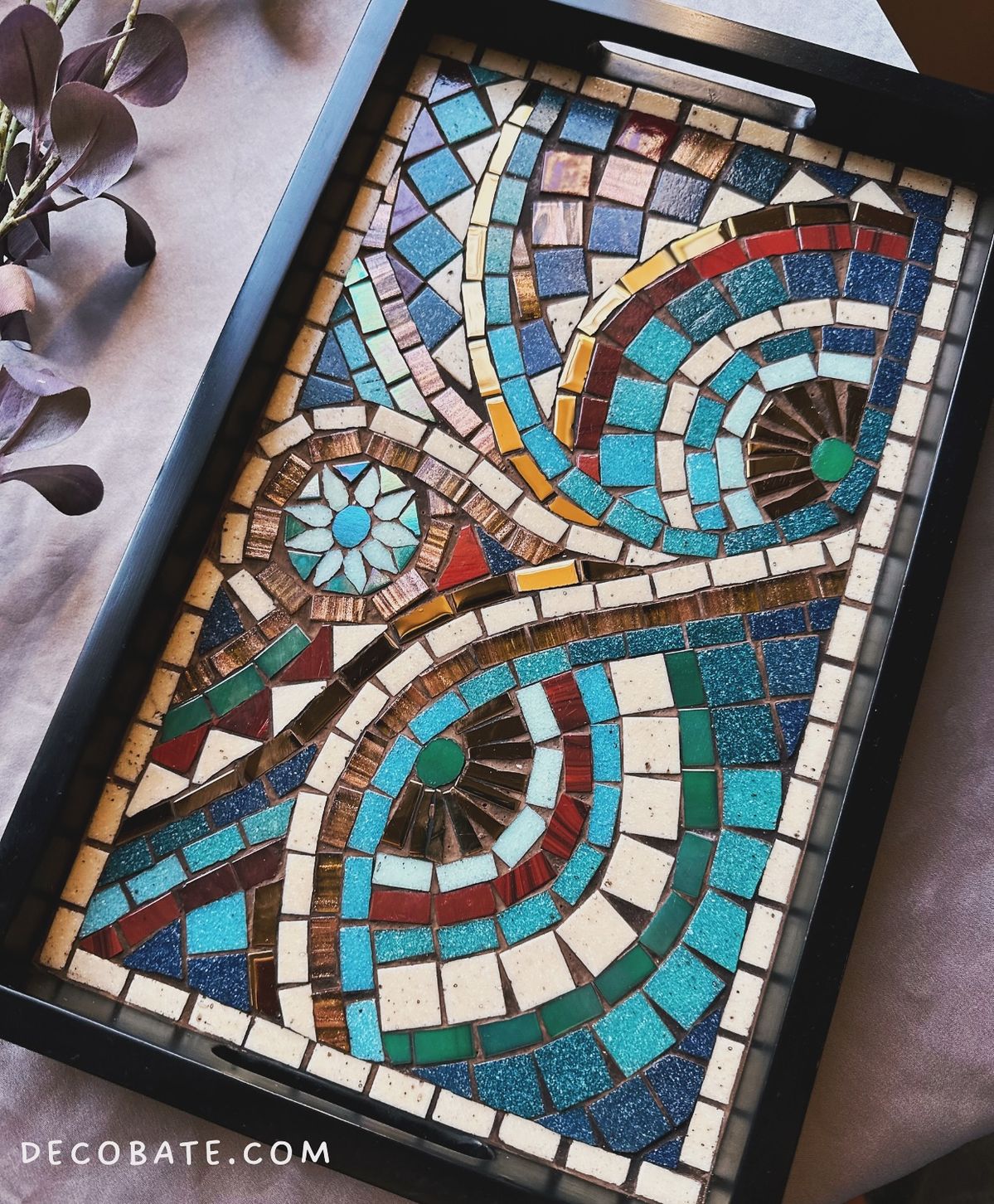 Bunte Mosaikschale mit geometrischen Mustern.