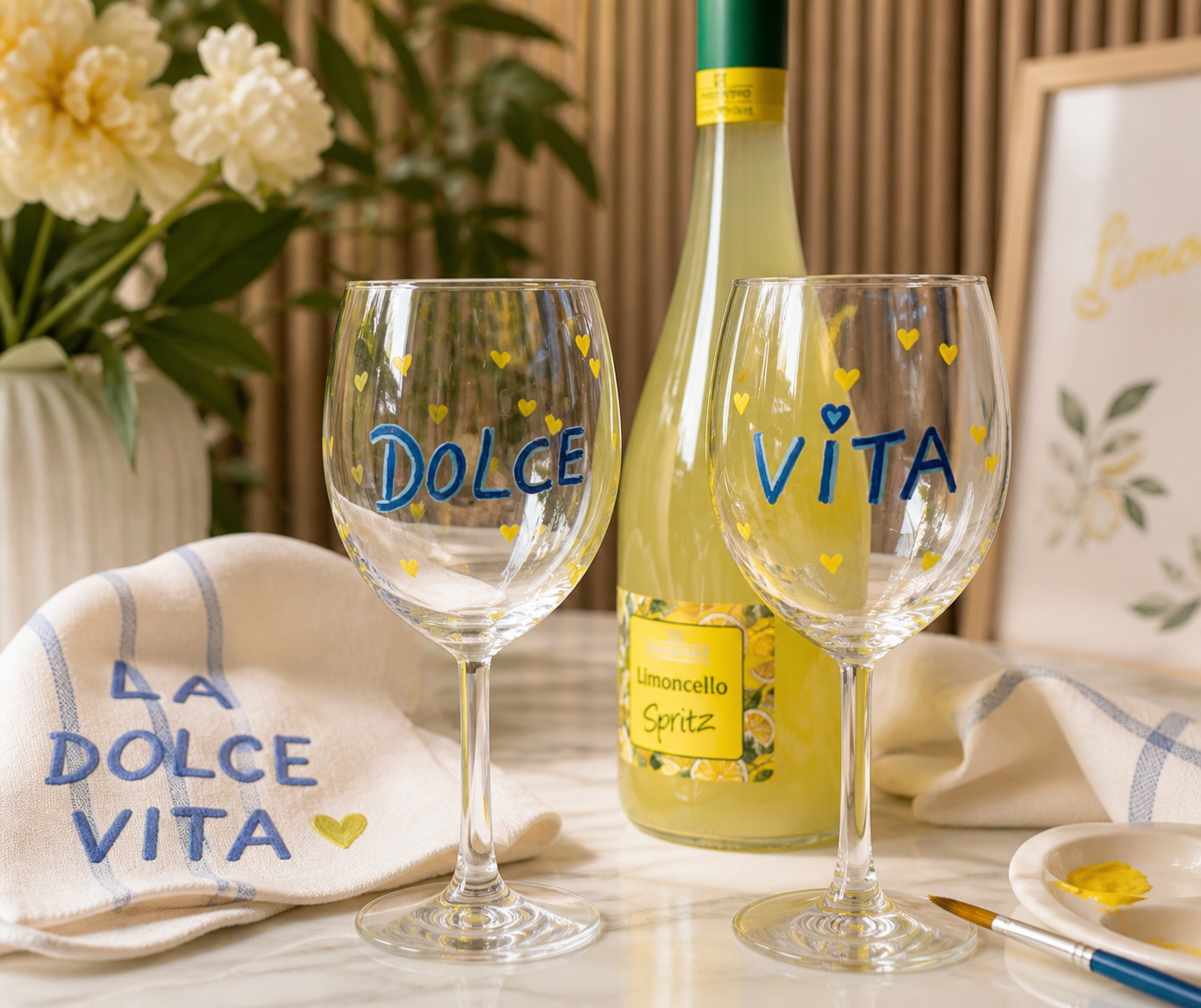 Zwei Gläser mit 'Dolce Vita' und Limoncello-Flasche.