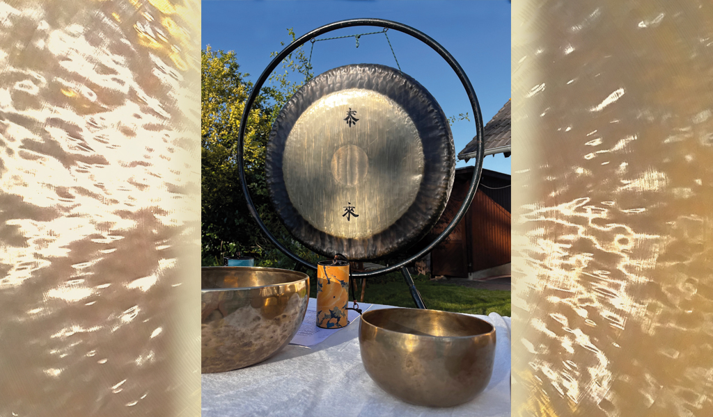 Bronzener Gong und Schalen im Garten.