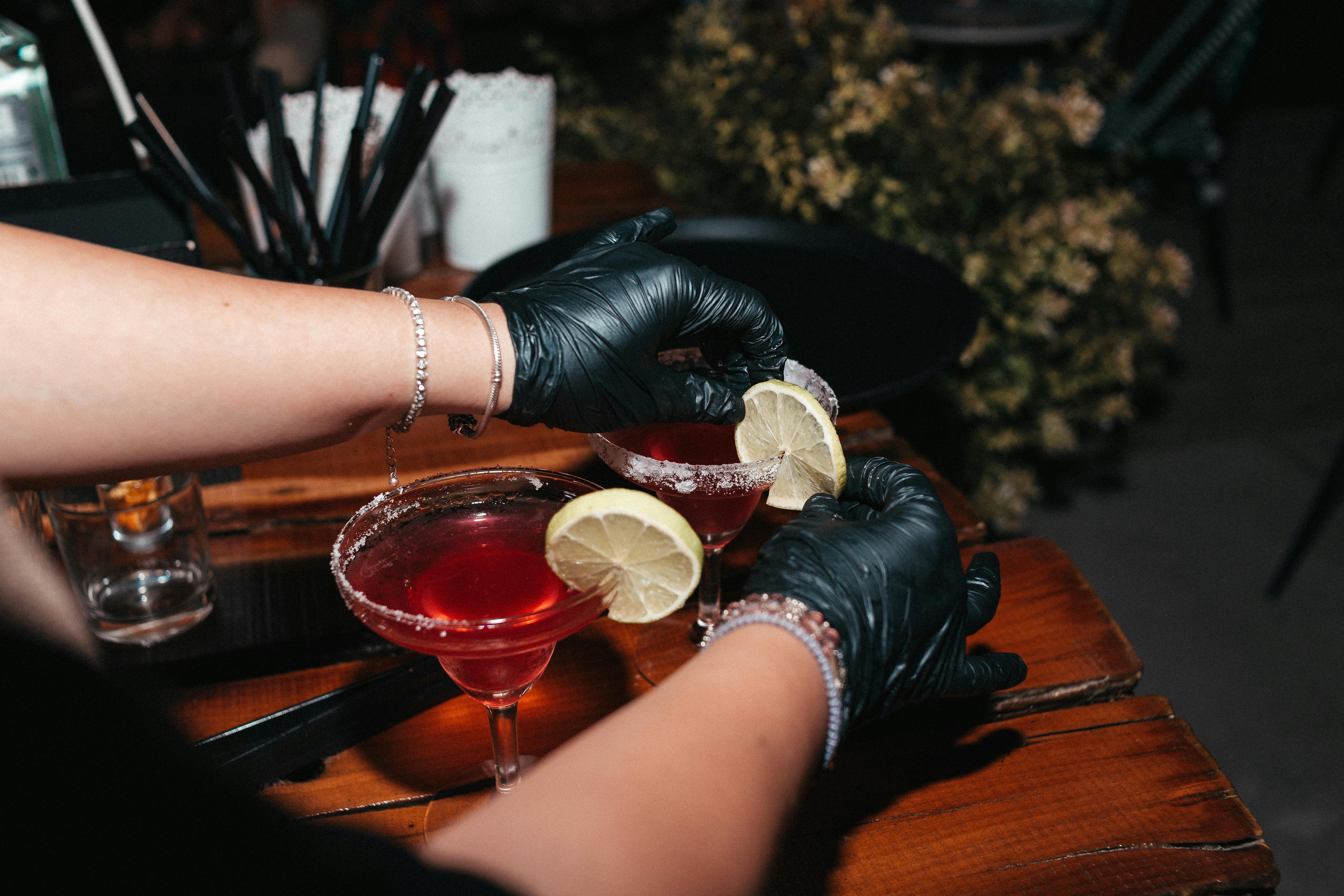 Barkeeper garniert Cocktails mit Zitronenscheiben.