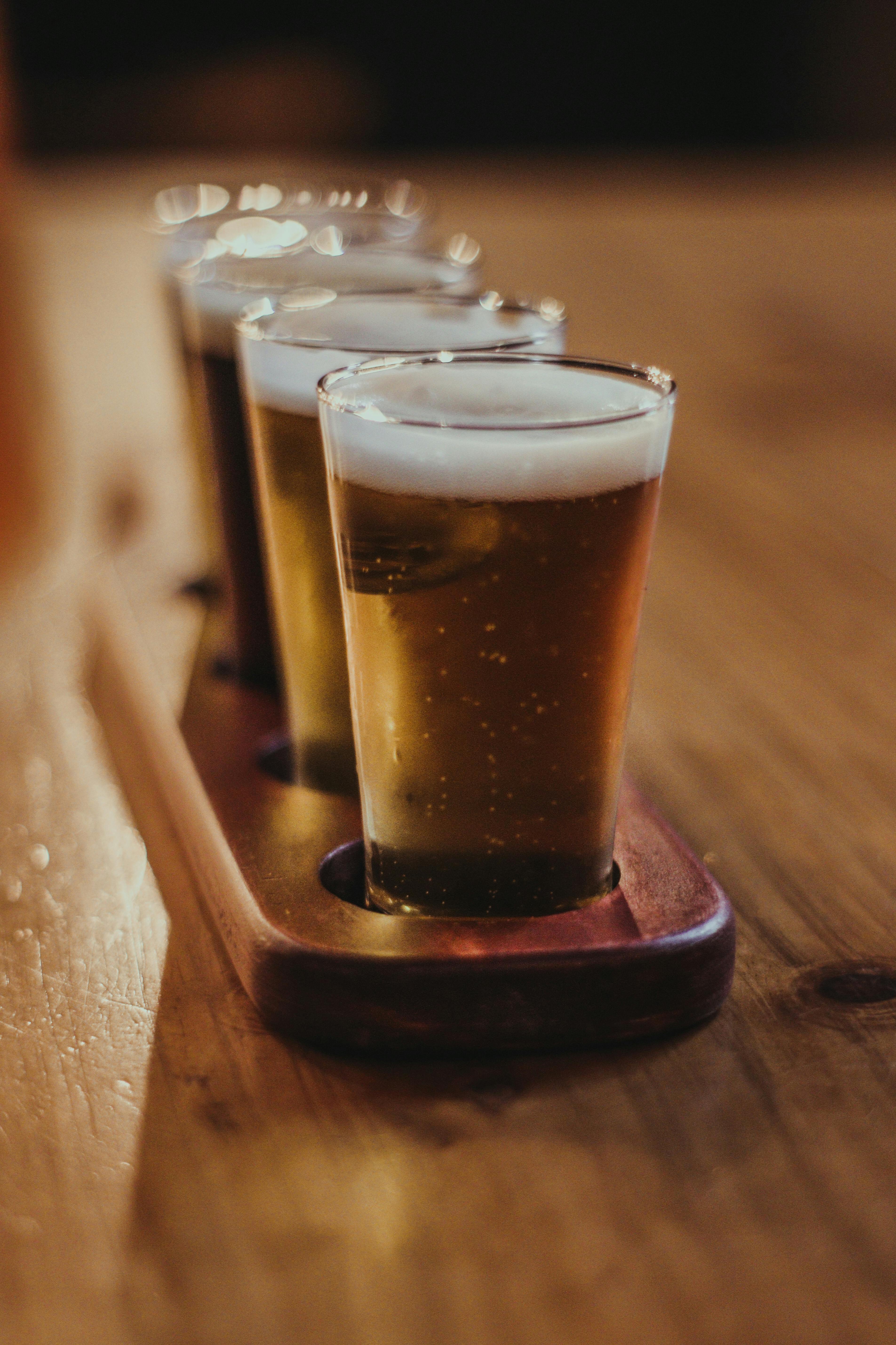 Biergläser stehen auf einem Tisch.