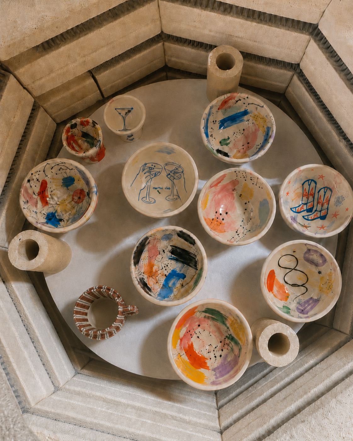 Dekorative Keramikschalen mit abstrakten Designs.