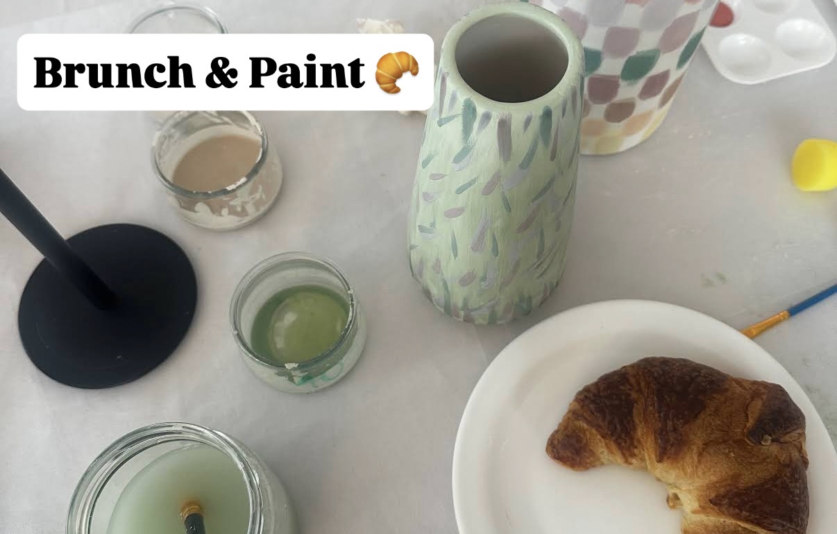 Croissant auf Teller mit Kerzen und Vase.