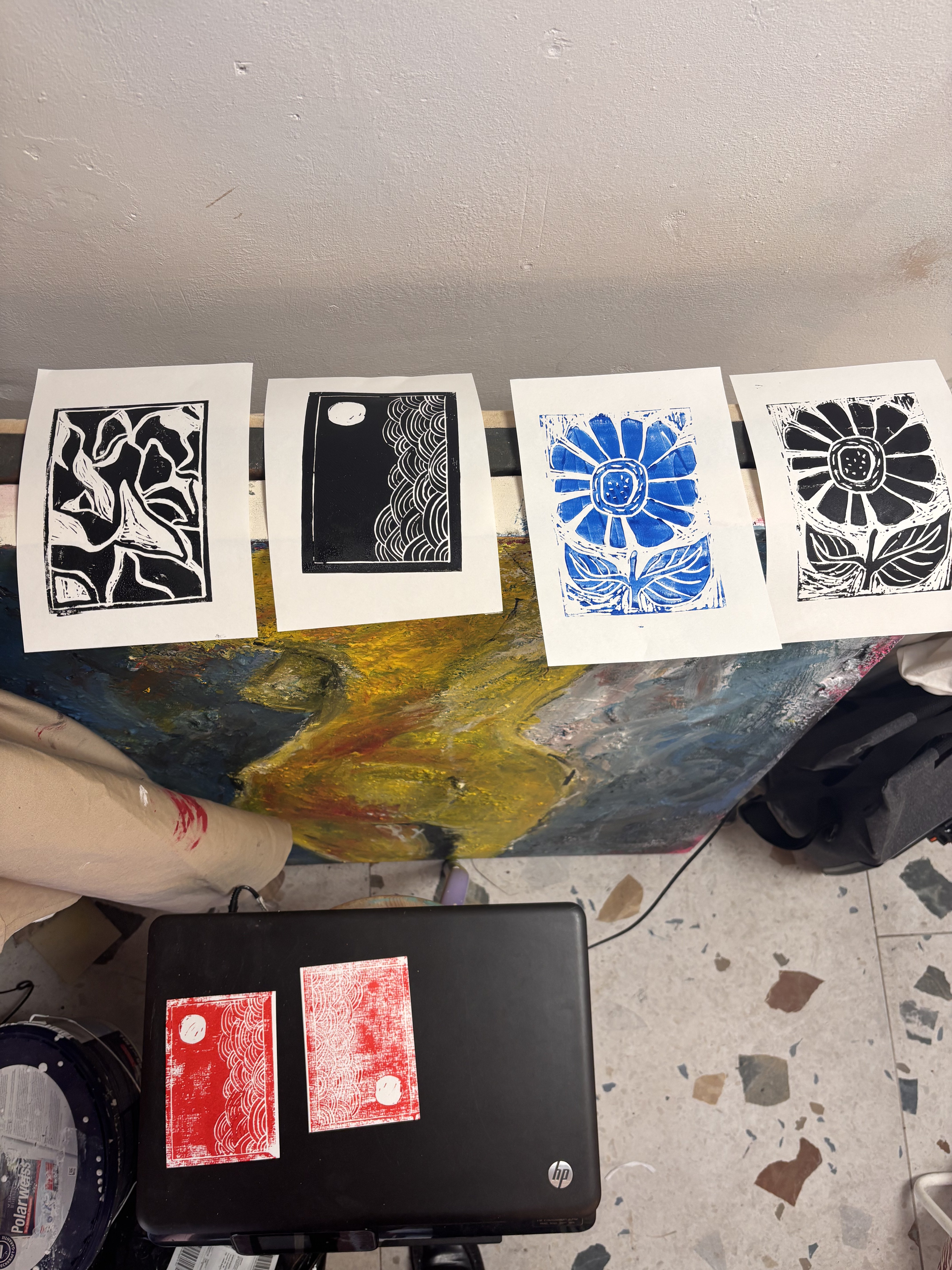 Gedruckte Kunstwerke von Mond und Blumen auf Tisch.