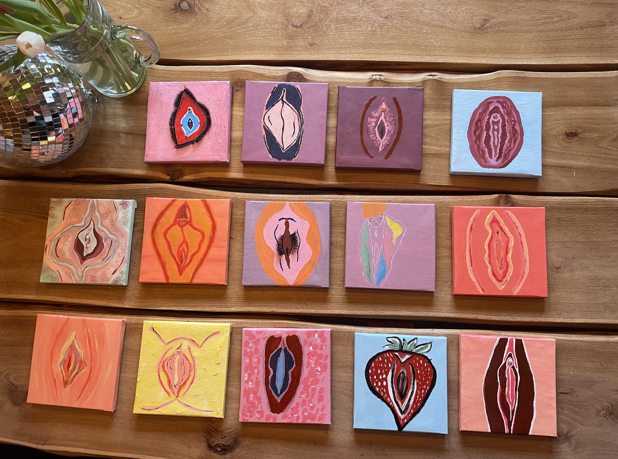 Bunte abstrakte Kunstwerke auf Holztisch.