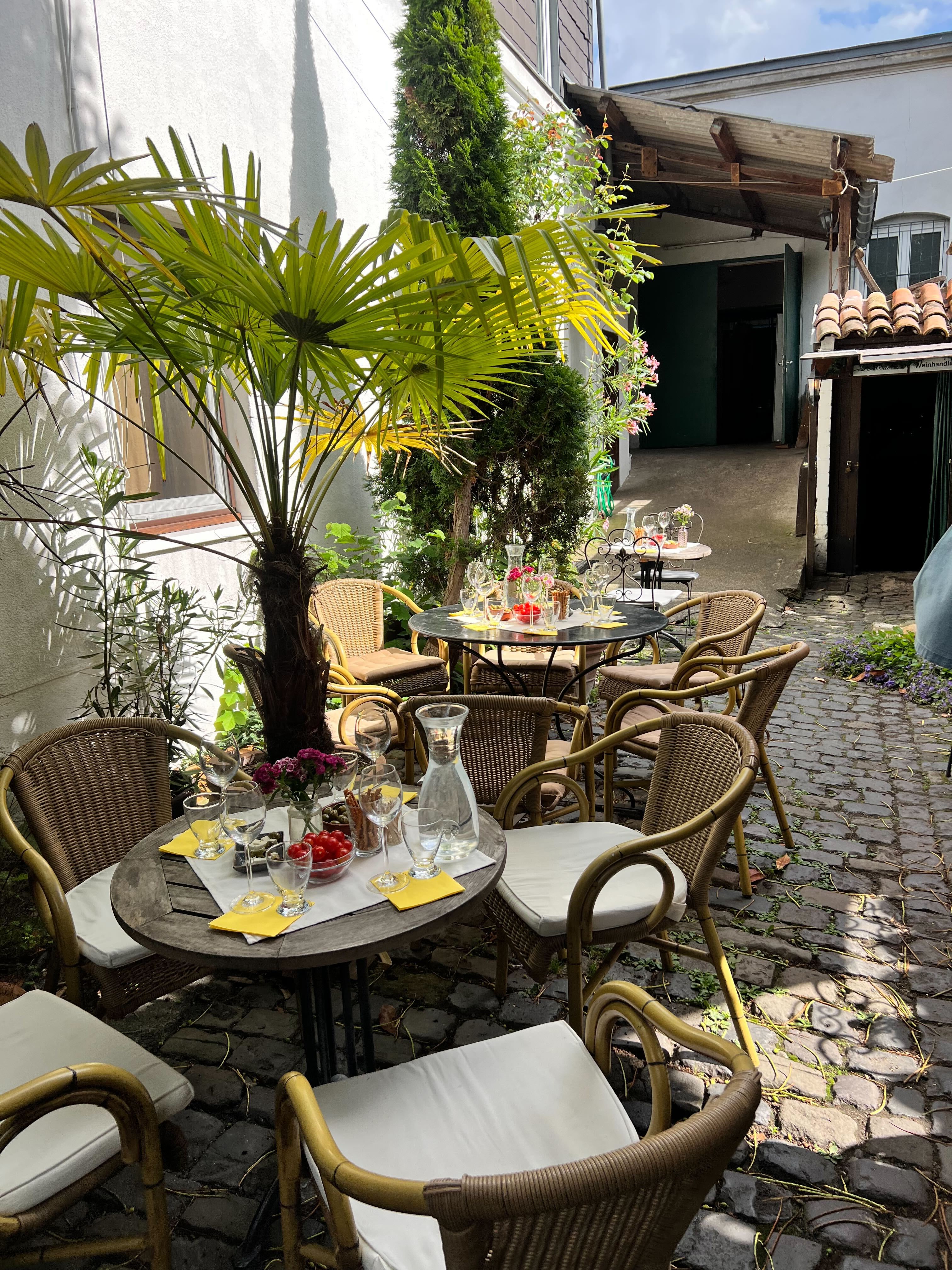 Gartentische fürs Essen gedeckt.