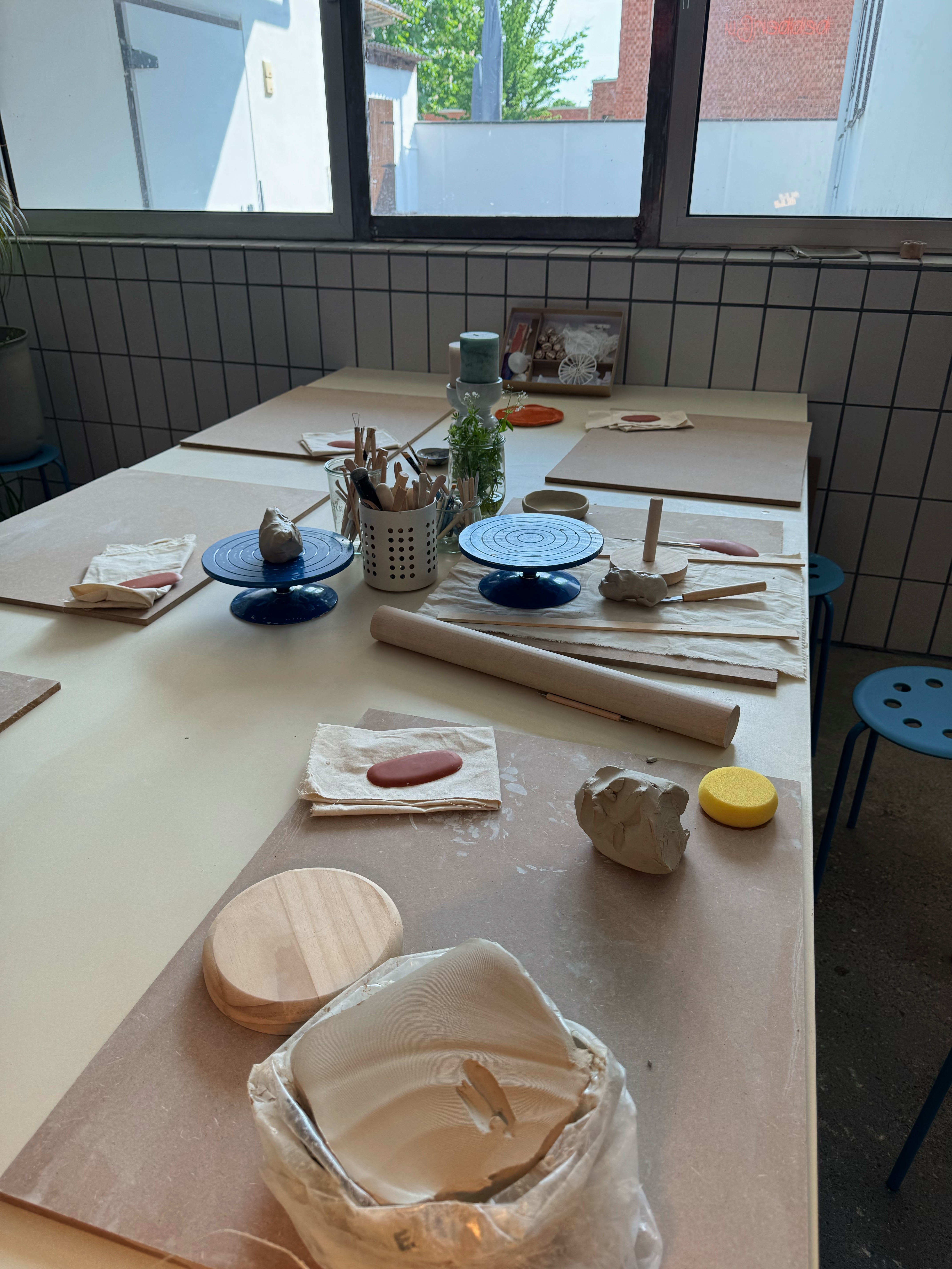 Ton-Setup auf Tisch in Töpferstudio.