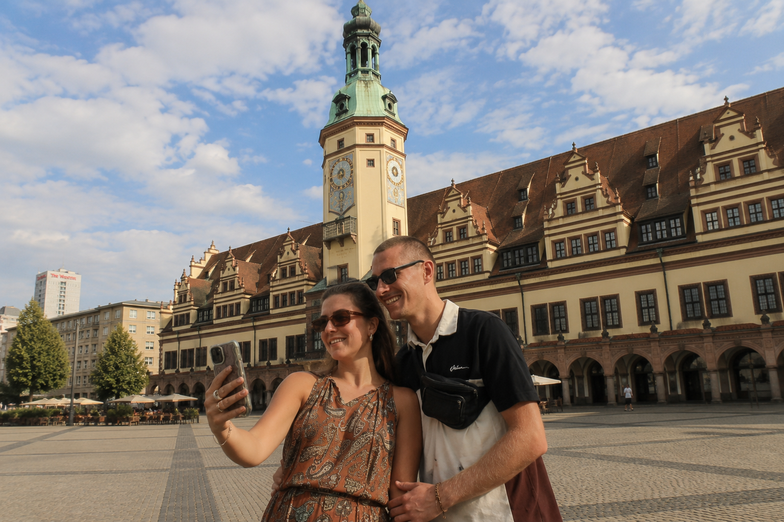 Paar macht Selfie auf historischem Platz.