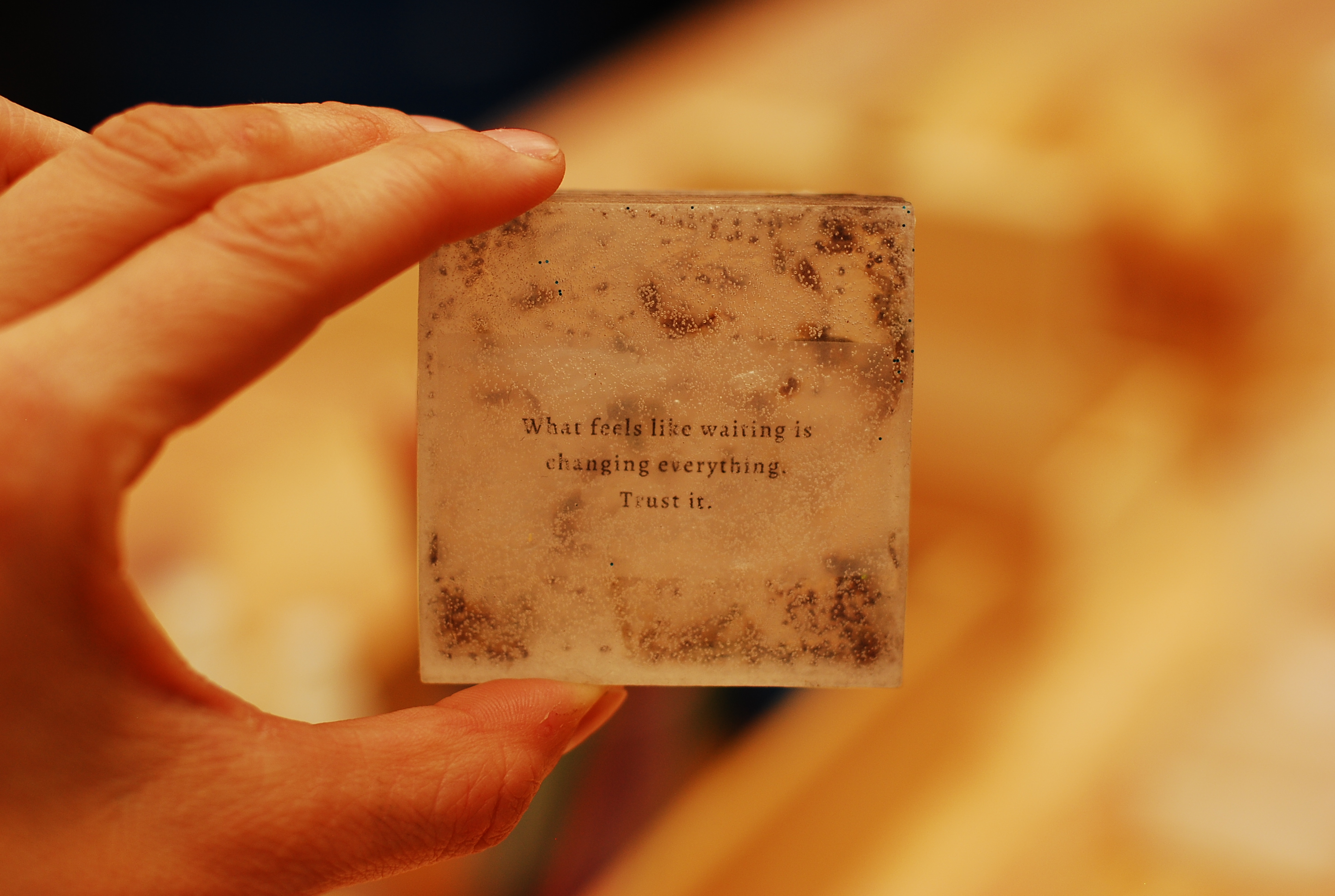 Hand hält Block mit inspirierendem Text.