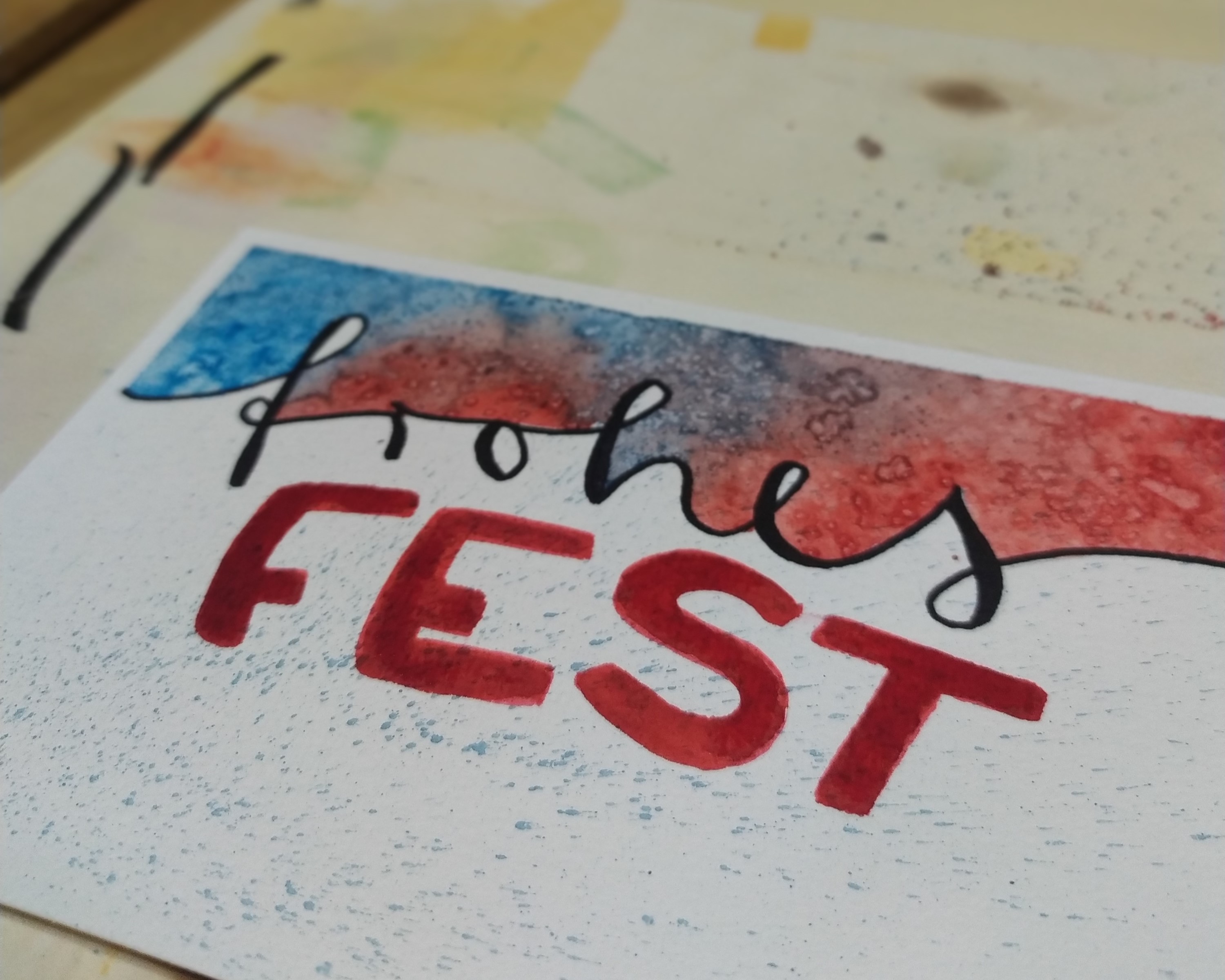 Karte mit 'frohes FEST' Text und rotem-blauem Verlauf.