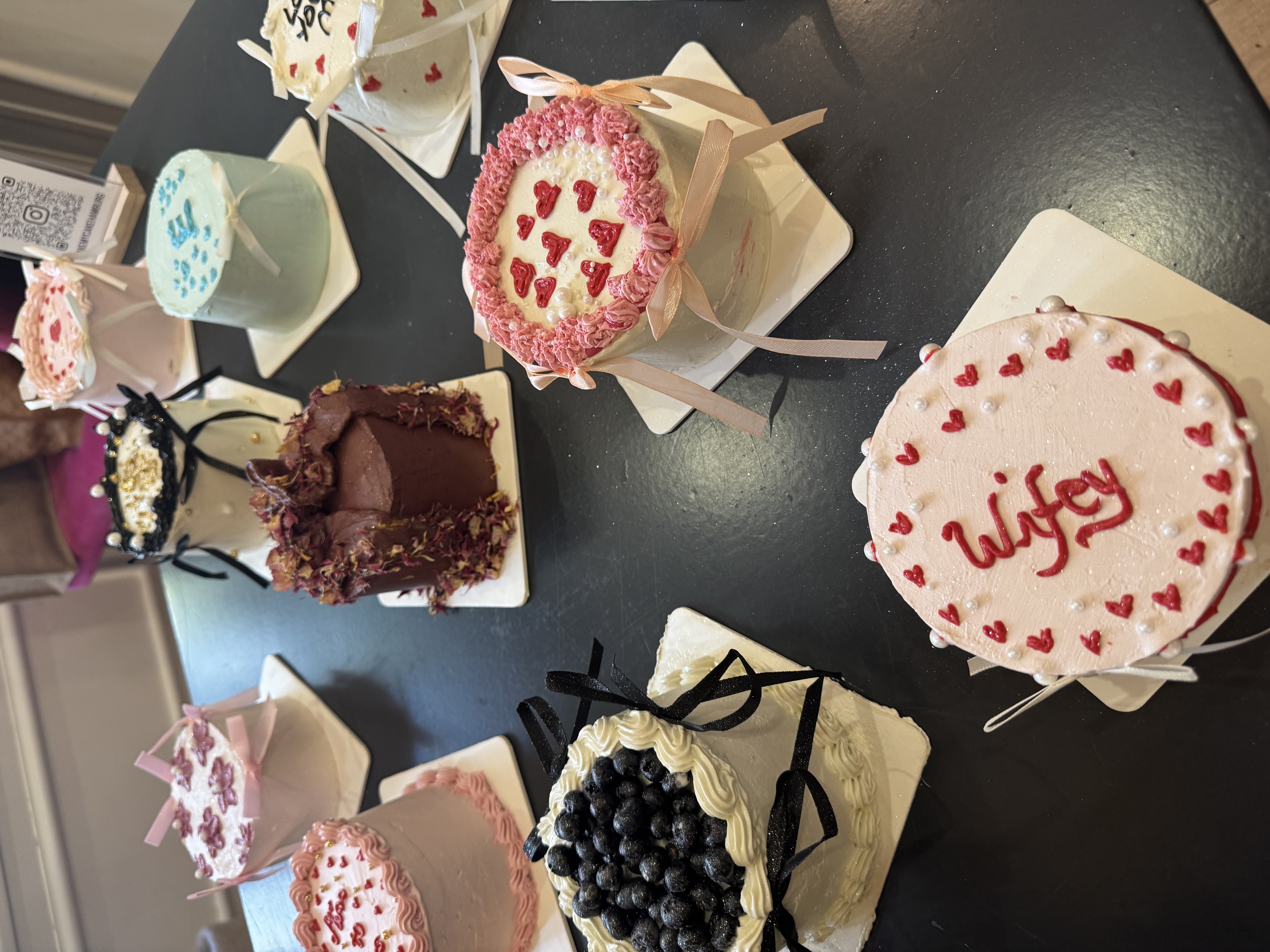 Dekorierte Kuchen auf einem Tisch ausgestellt.