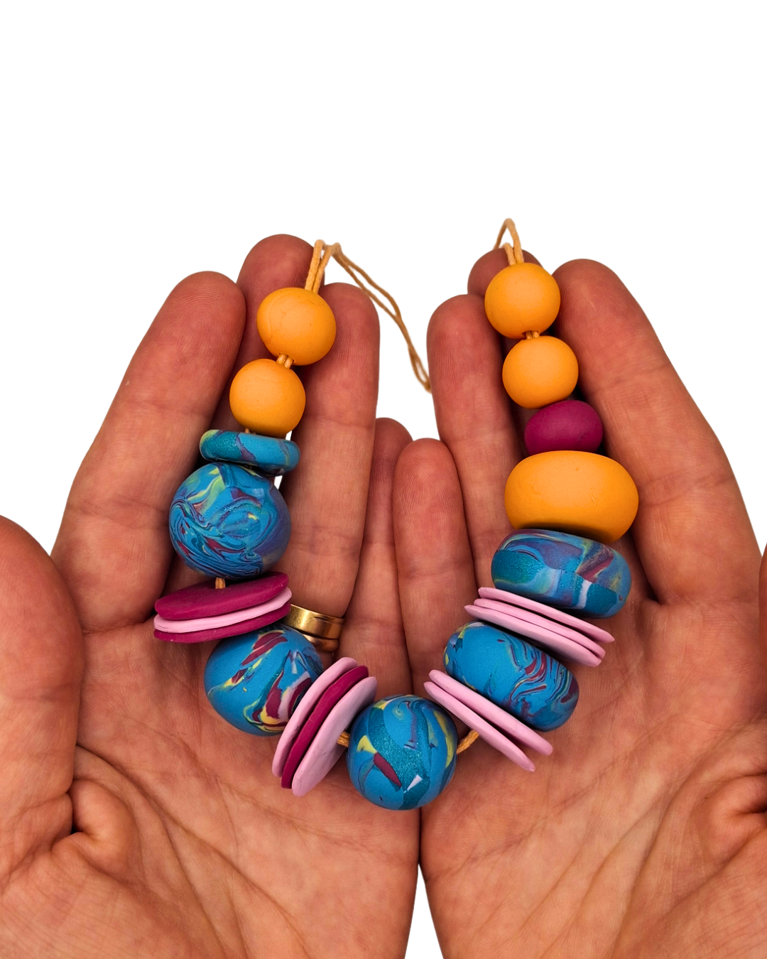 Bunte Perlenkette in Händen gehalten.