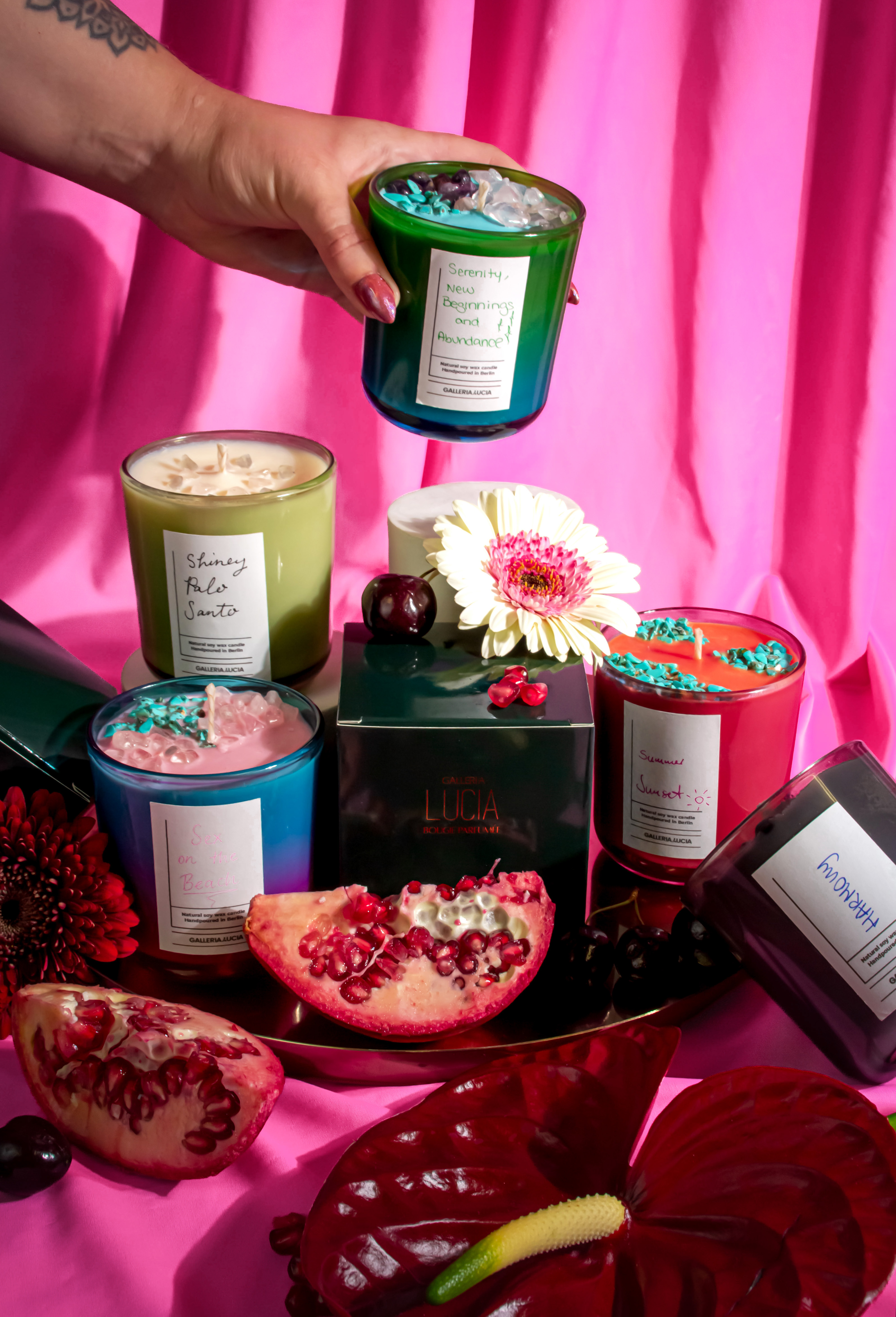 Kerzen und Blumen auf buntem Display.