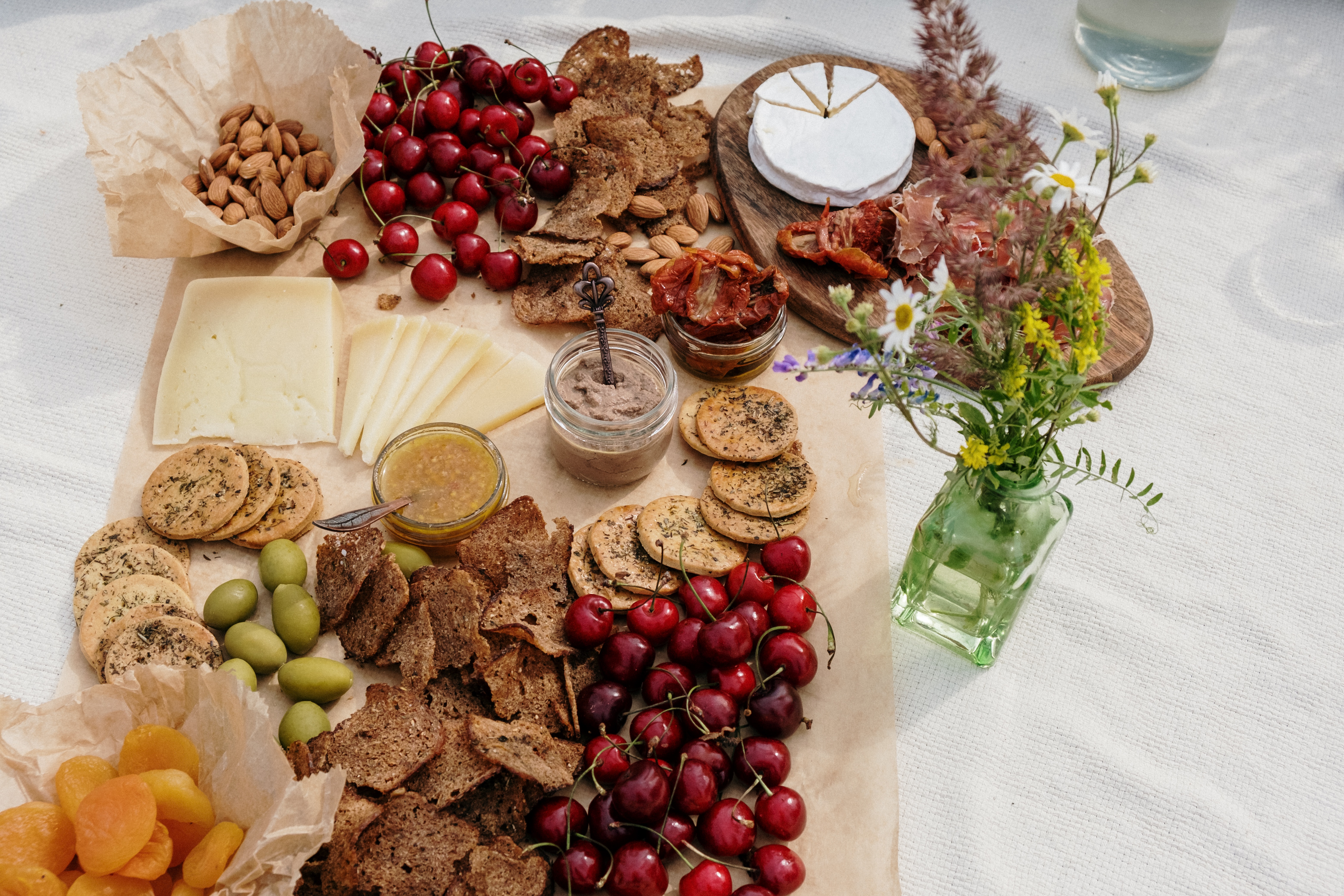 Ein Buffet mit verschiedenen Snacks, Früchten und Käse.