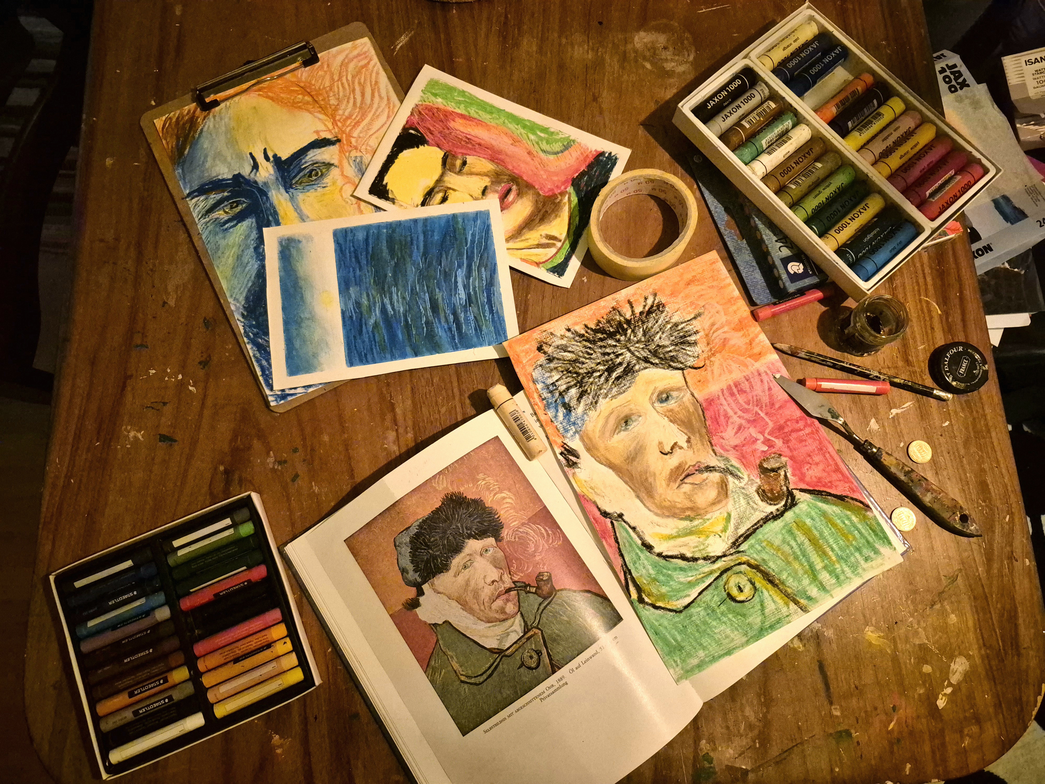 Kunstmaterialien und Van Gogh Zeichnungen auf Tisch.
