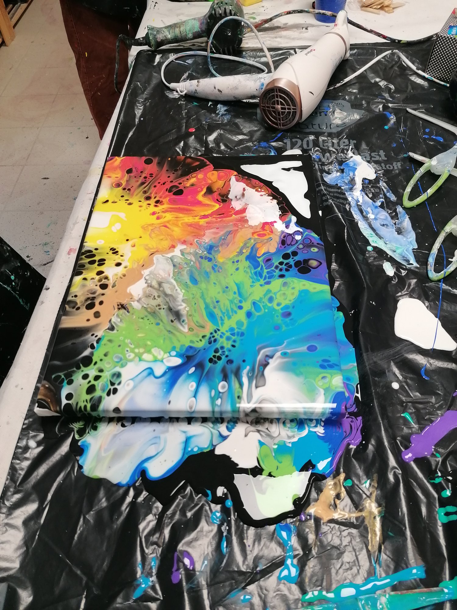 Fortgeschrittener Acryl-Pouring-Kurs in Dresden konfetti