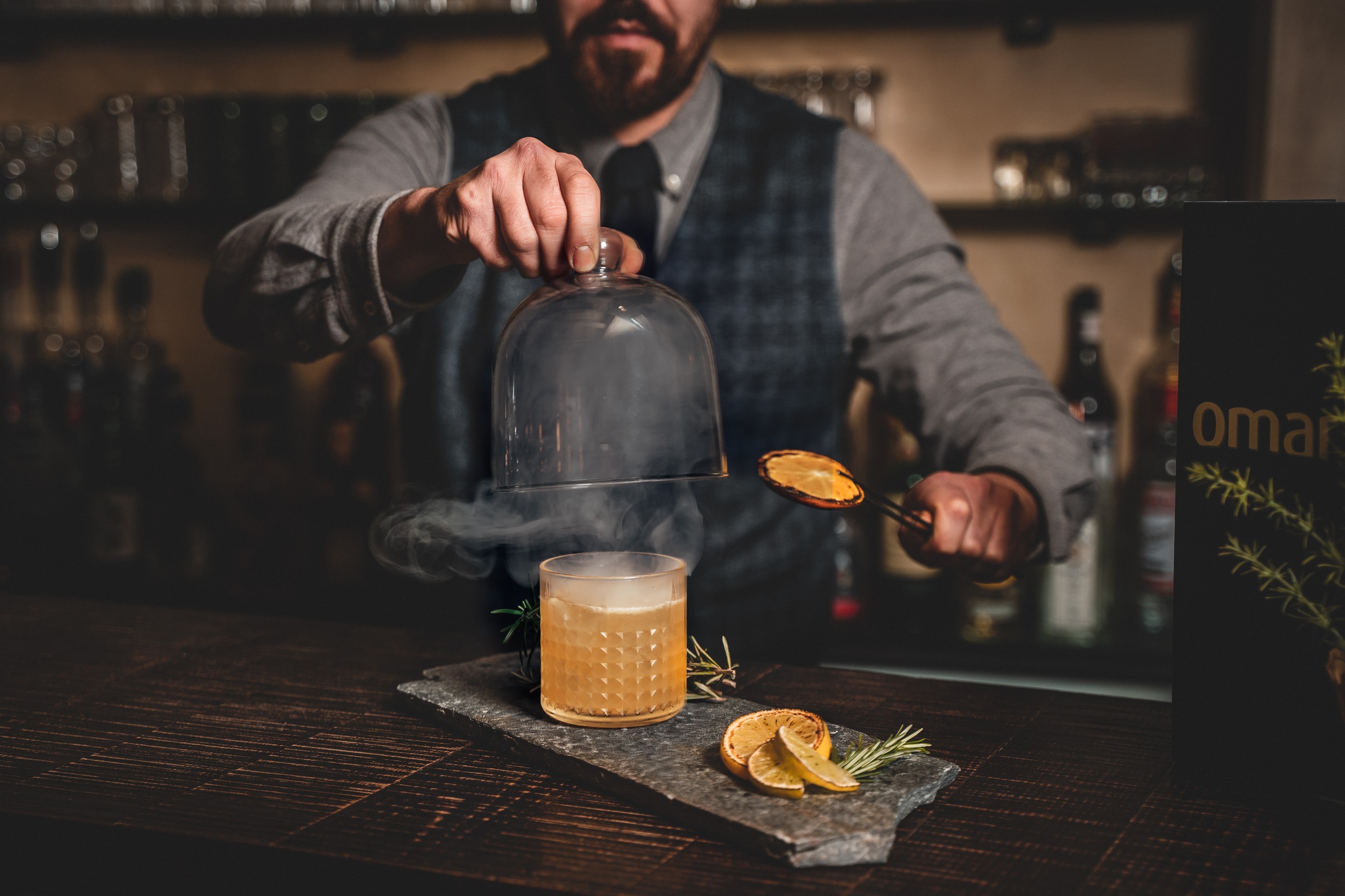 Cocktail wird unter einer Glasglocke serviert, raucht.