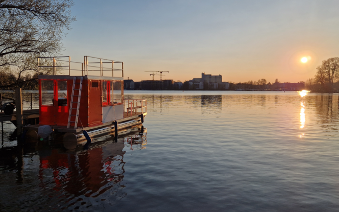 Schwimmendes Bauwerk auf dem See bei Sonnenuntergang.