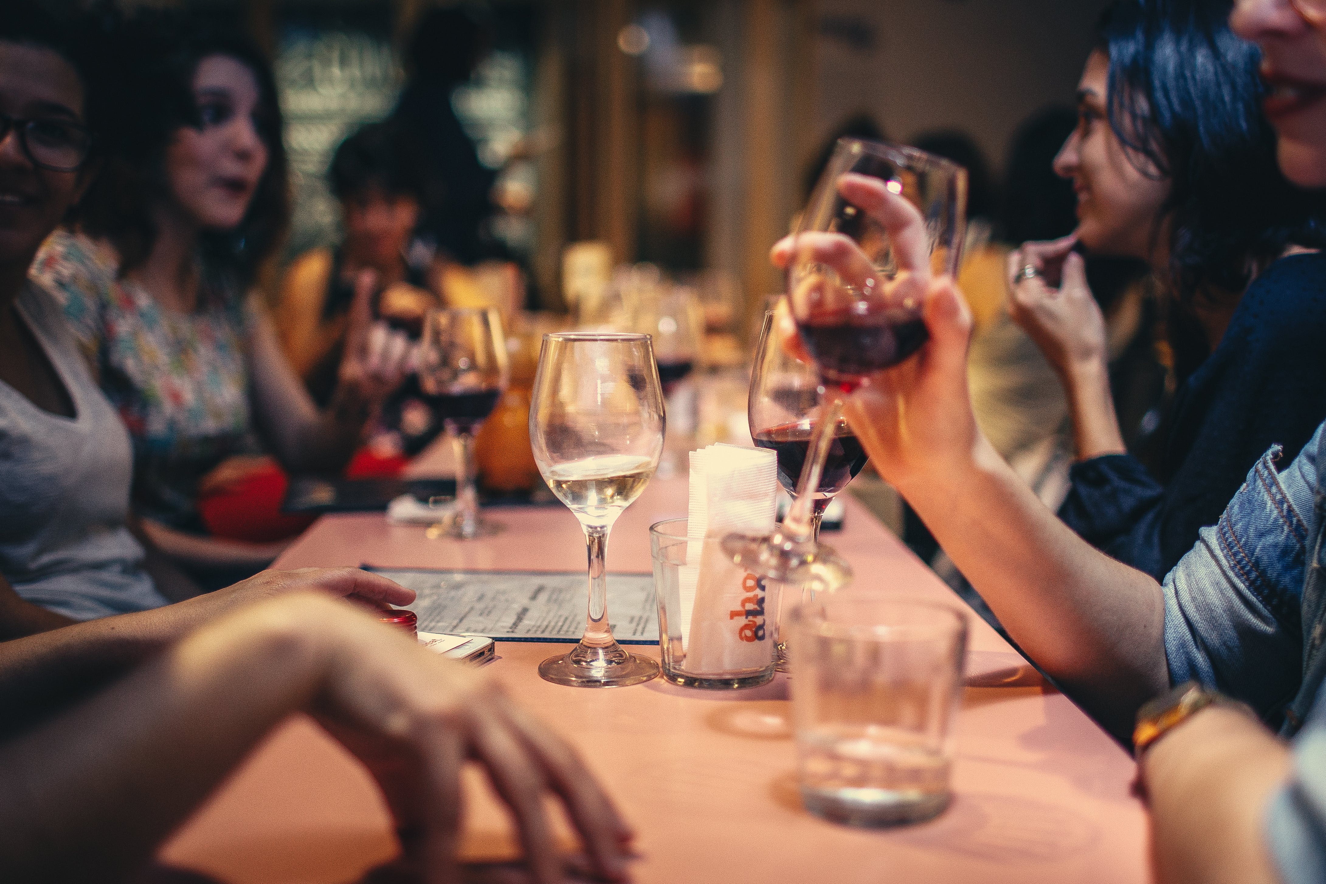 Frauen trinken Wein und unterhalten sich in einem Restaurant.