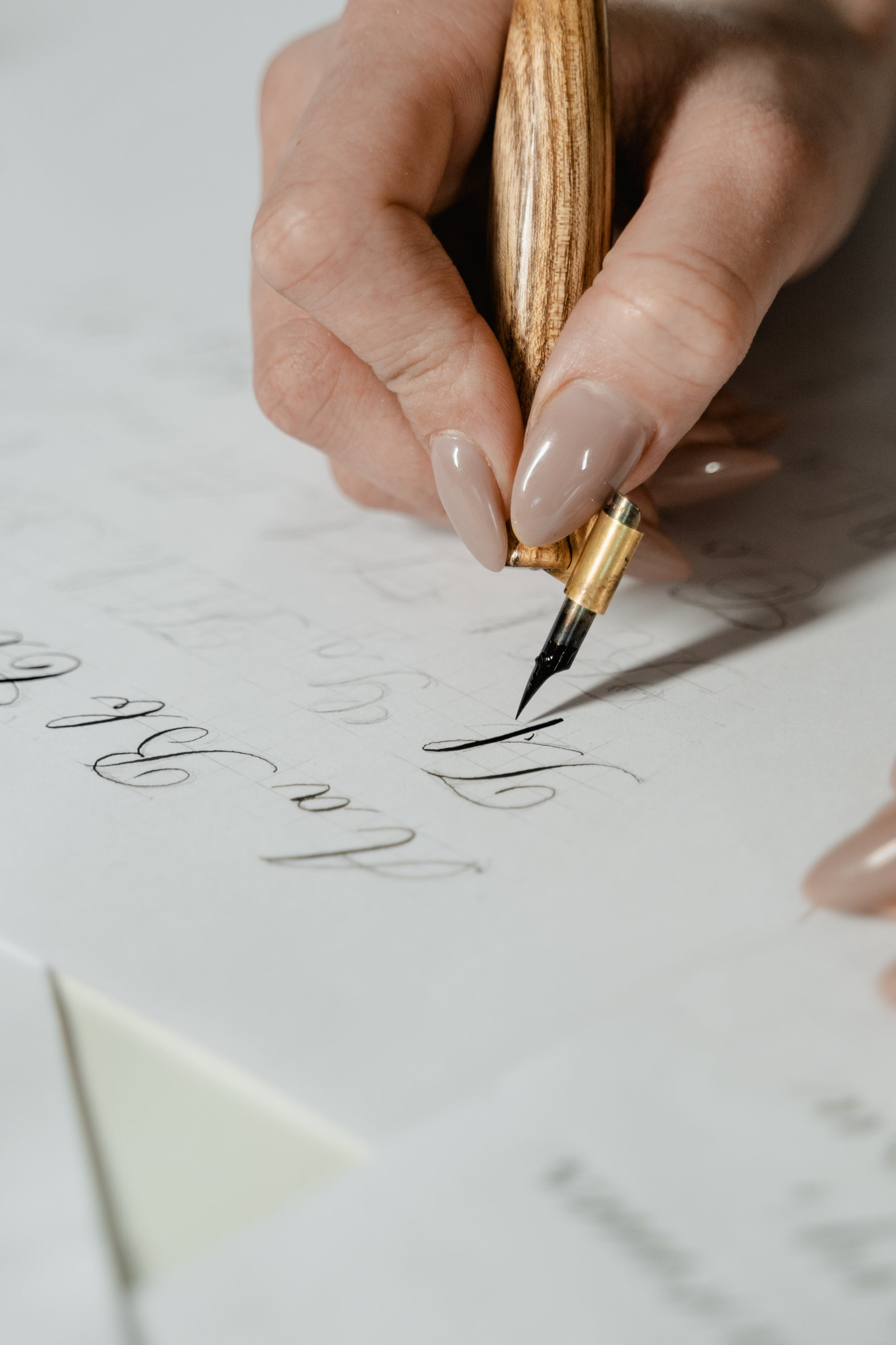 Ein Füllfederhalter schreibt elegante Buchstaben auf Papier.